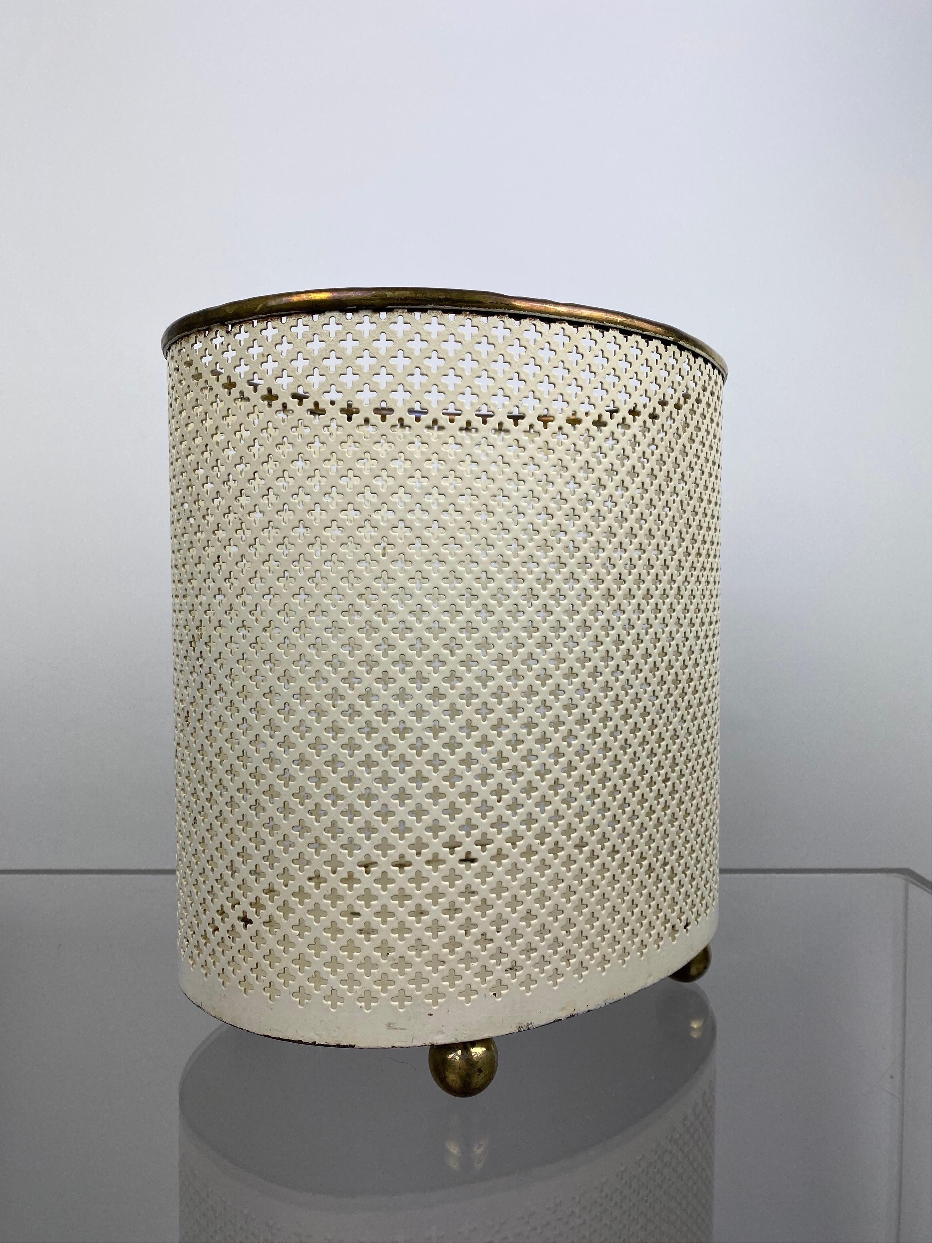 Beautiful small Paper Waste Bin or maybe Jardiniere made by Vereinigte Werkstätten München around 1950.
With nice solid Brass Sphere feet details and the rare Cross-hole-metal Structure this Basket is a high quality Product of the Vereinigte
