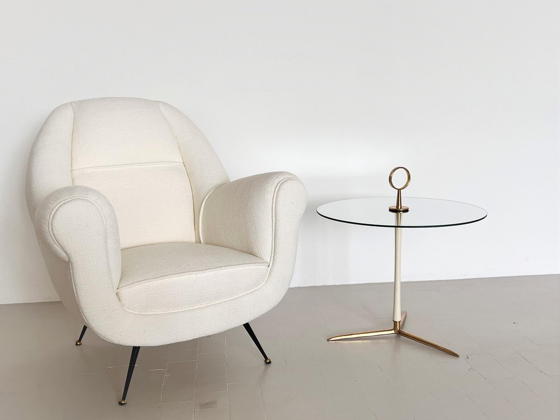 Gorgeous side table manufactured in Germany from Vereinigte Werkstätten in the 1970s.
This table is made of materials of high quality and has an absolute striking simple but beautiful and elegant shape. It has a solid brass tripod base, a white