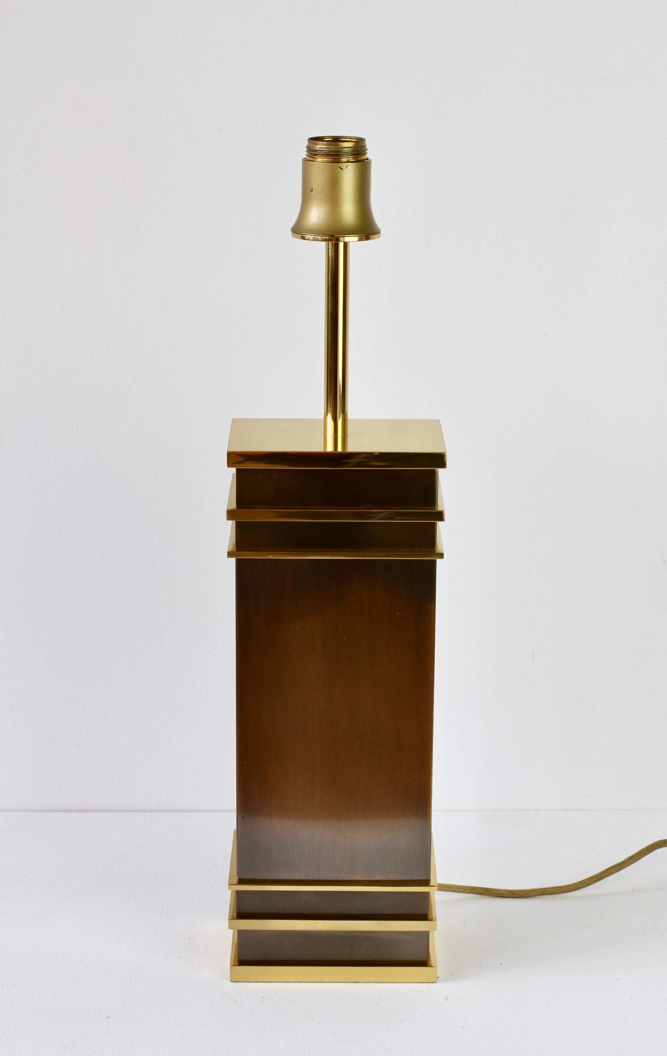 Vereinigte Werkstätten Lampe de table de style Maison Jansen en bronze patiné et laiton en vente 6