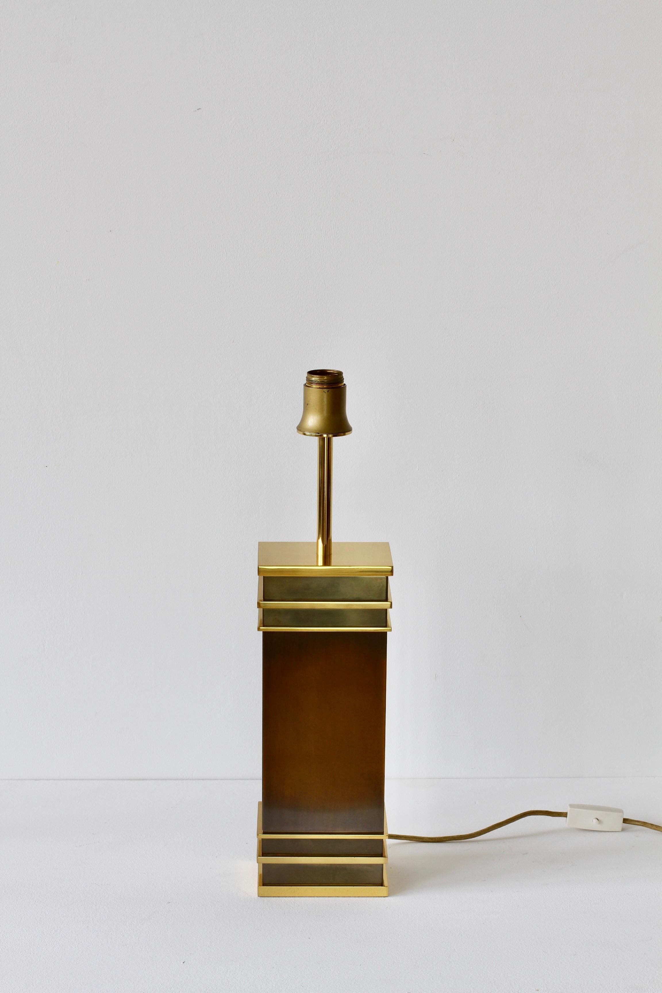 Vereinigte Werkstätten Tischlampe aus patinierter Bronze und Messing im Stil von Maison Jansen im Angebot 8