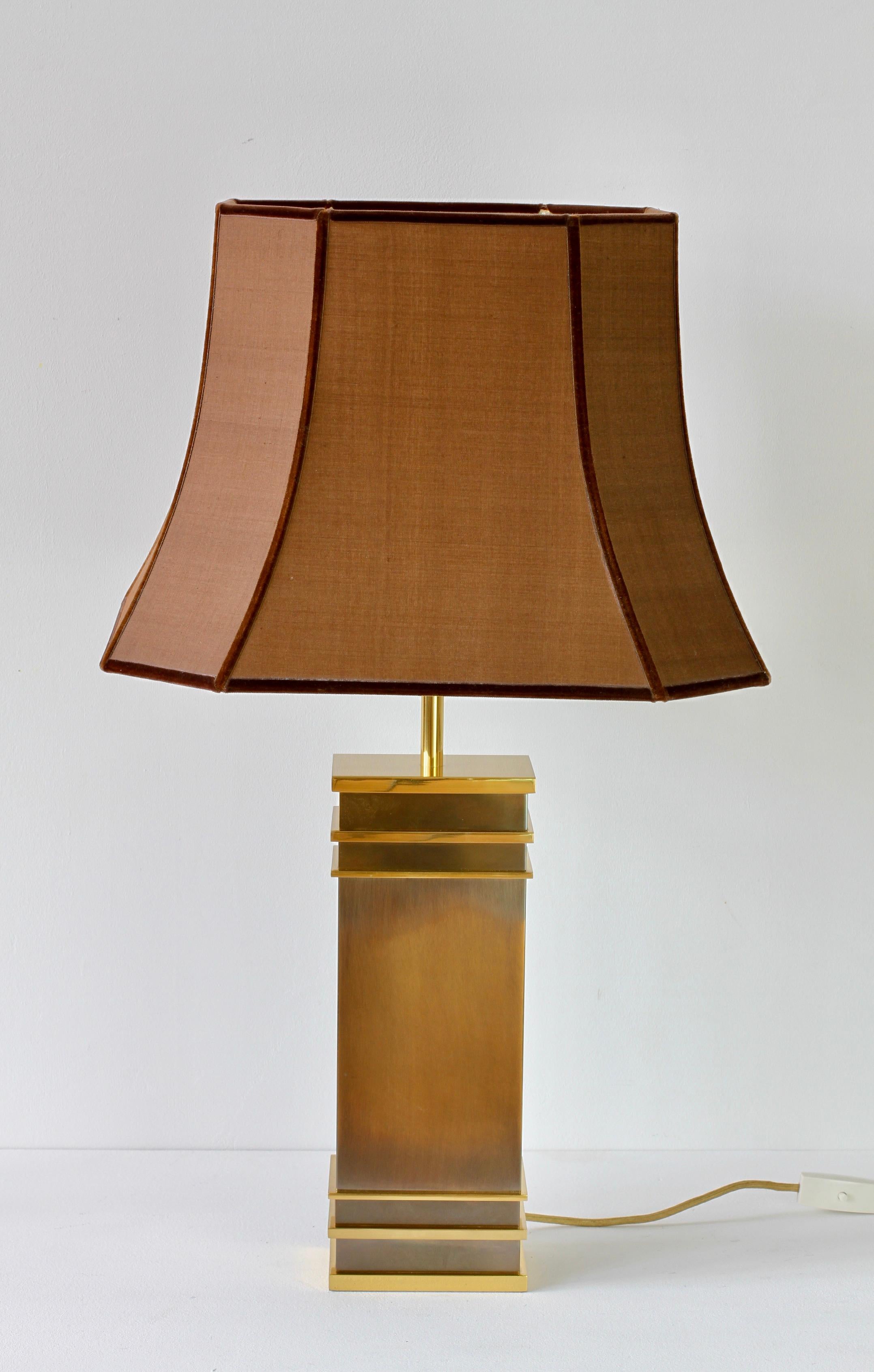 Rare, large and heavy quality Vereinigte Werkstätten (United Workshops / Ateliers) table lamp in polished brass and patinated brushed bronze metal, made in Germany circa 1970s / beginning of the 1980s. This vintage midcentury design would fit within