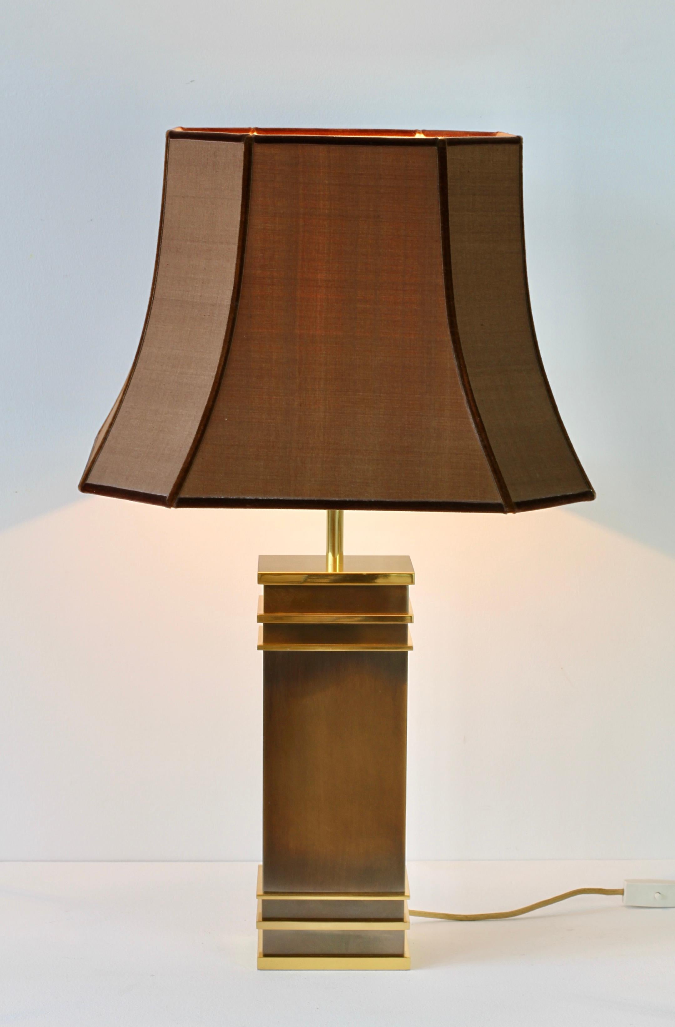 Hollywood Regency Vereinigte Werkstätten Lampe de table de style Maison Jansen en bronze patiné et laiton en vente