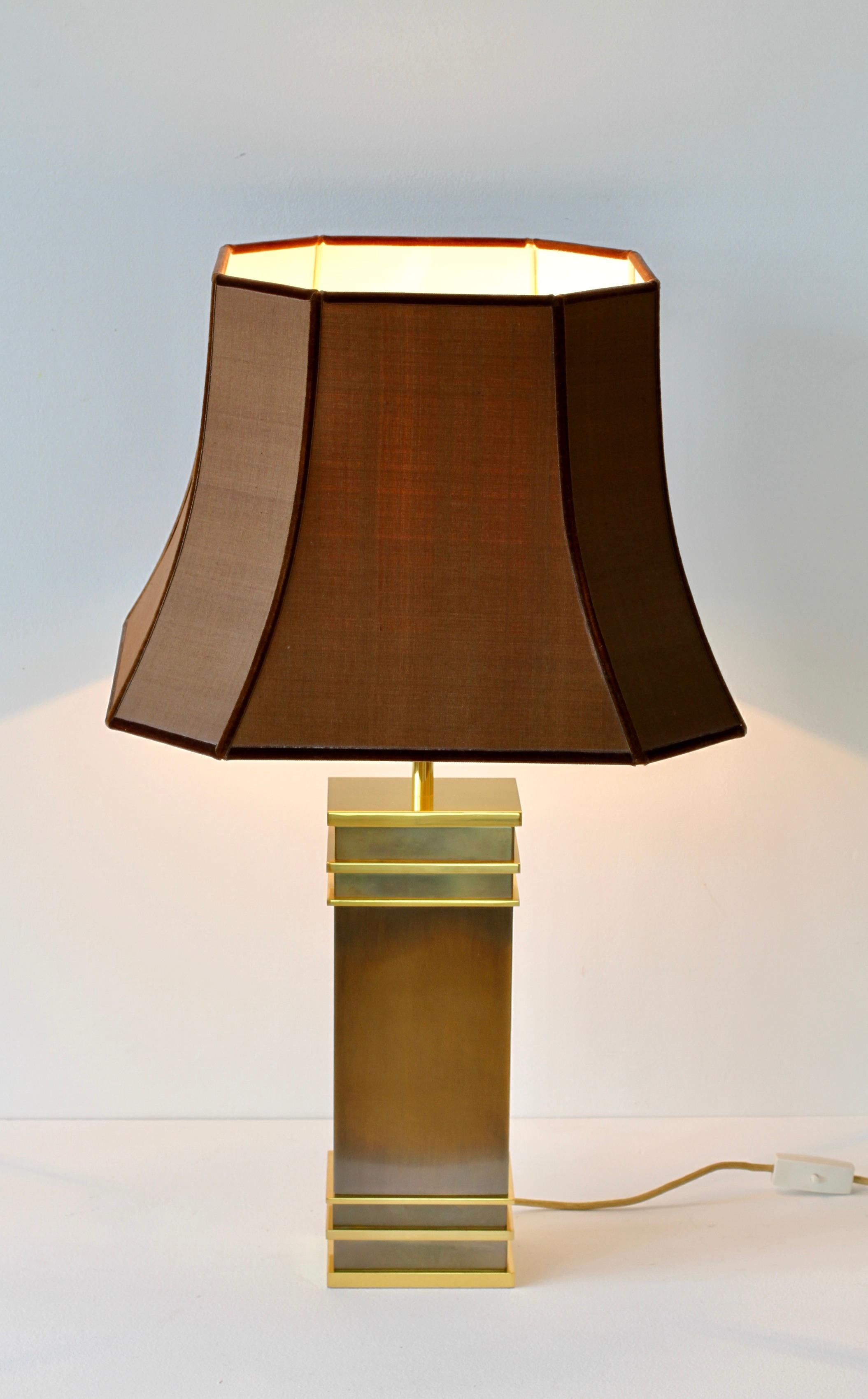Brossé Vereinigte Werkstätten Lampe de table de style Maison Jansen en bronze patiné et laiton en vente