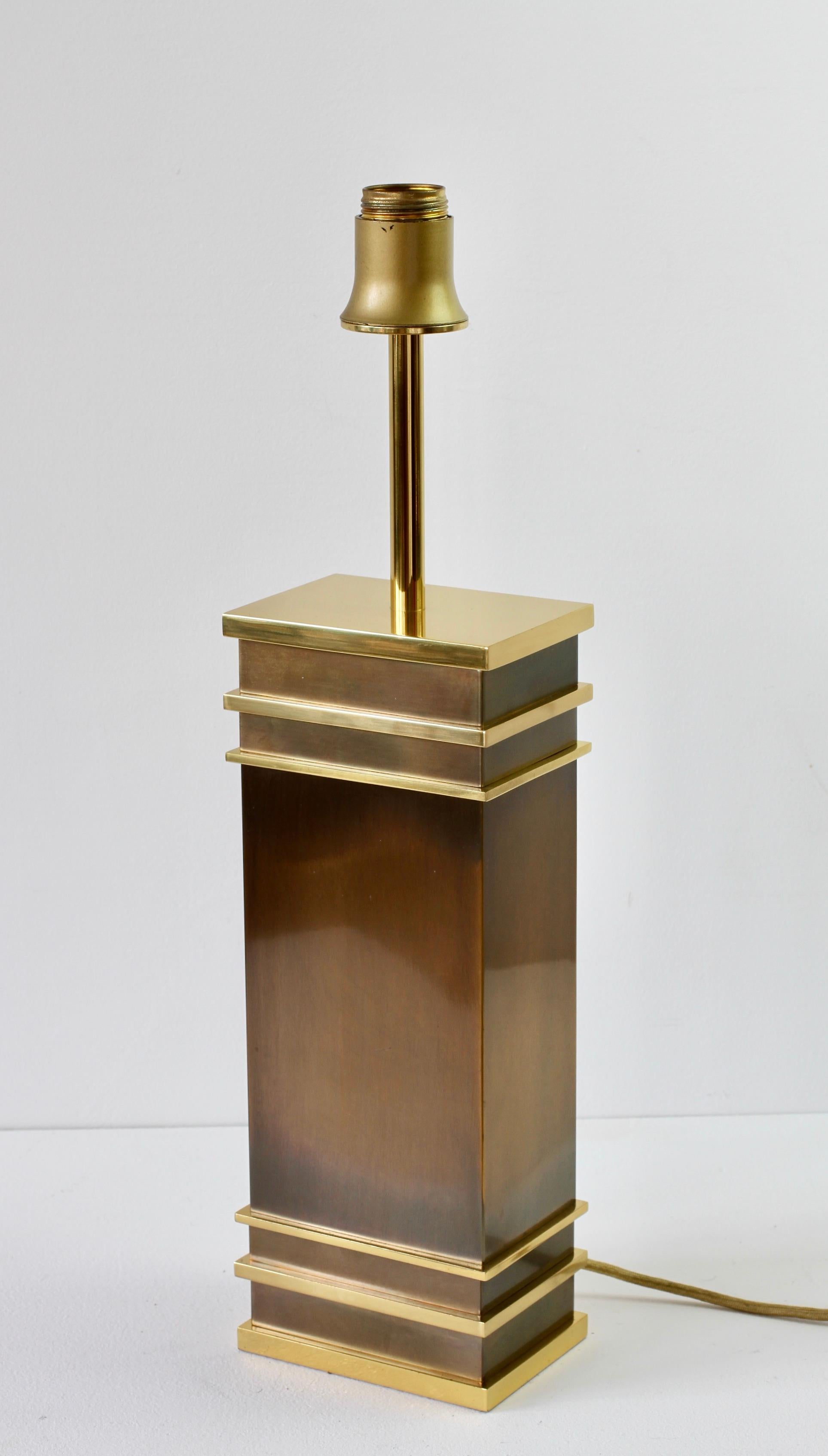 20th Century Vereinigte Werkstätten Patinated Bronze and Brass Maison Jansen Style Table Lamp For Sale