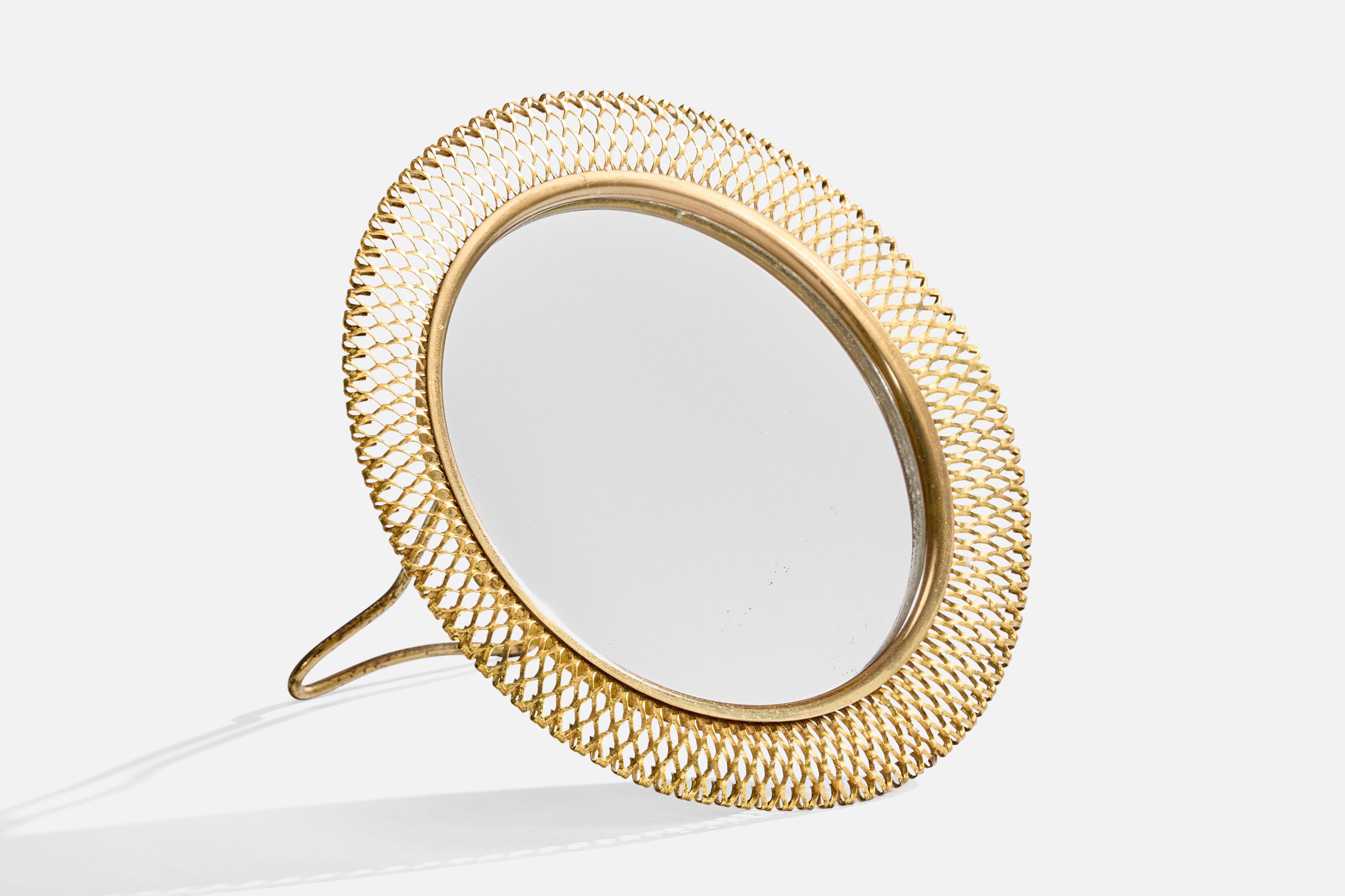 A brass table mirror produced by Vereinigte Werkstätten, Germany, c. 1920s.

Overall Dimensions (inches): 6.375