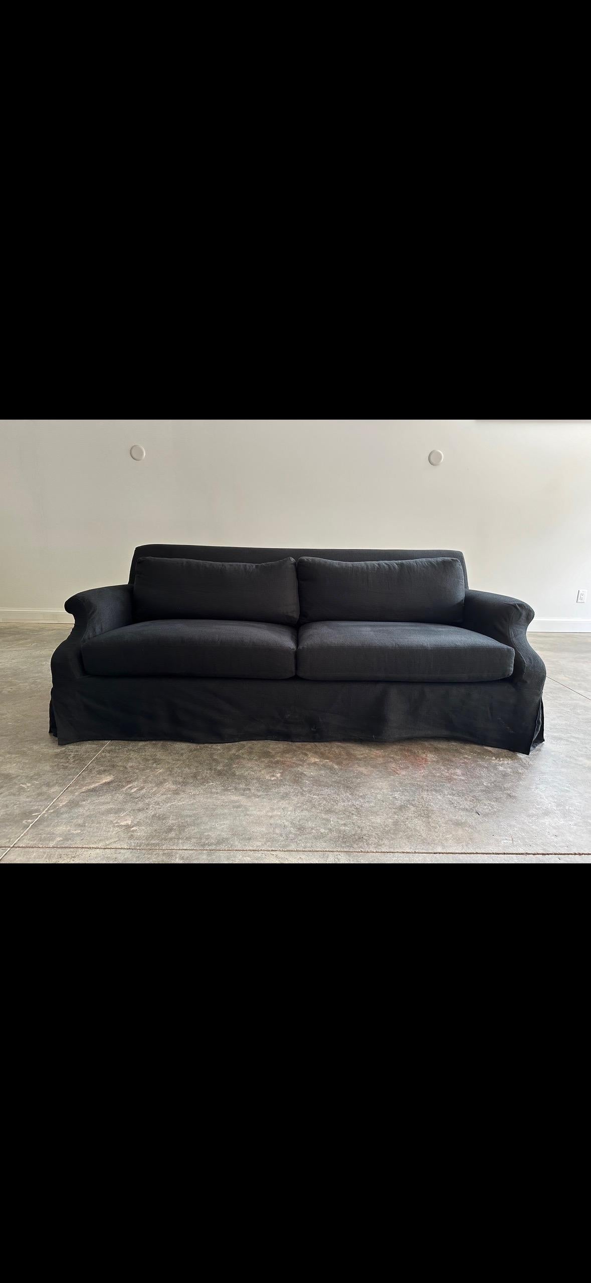 Canapé Verellen avec housse en lin noir. Utilisé de manière très limitée pour un projet de design. Deux petites imperfections sur le devant de la pochette avec une petite tache qui peut être enlevée, montrée sur les photos. Comprend des coussins