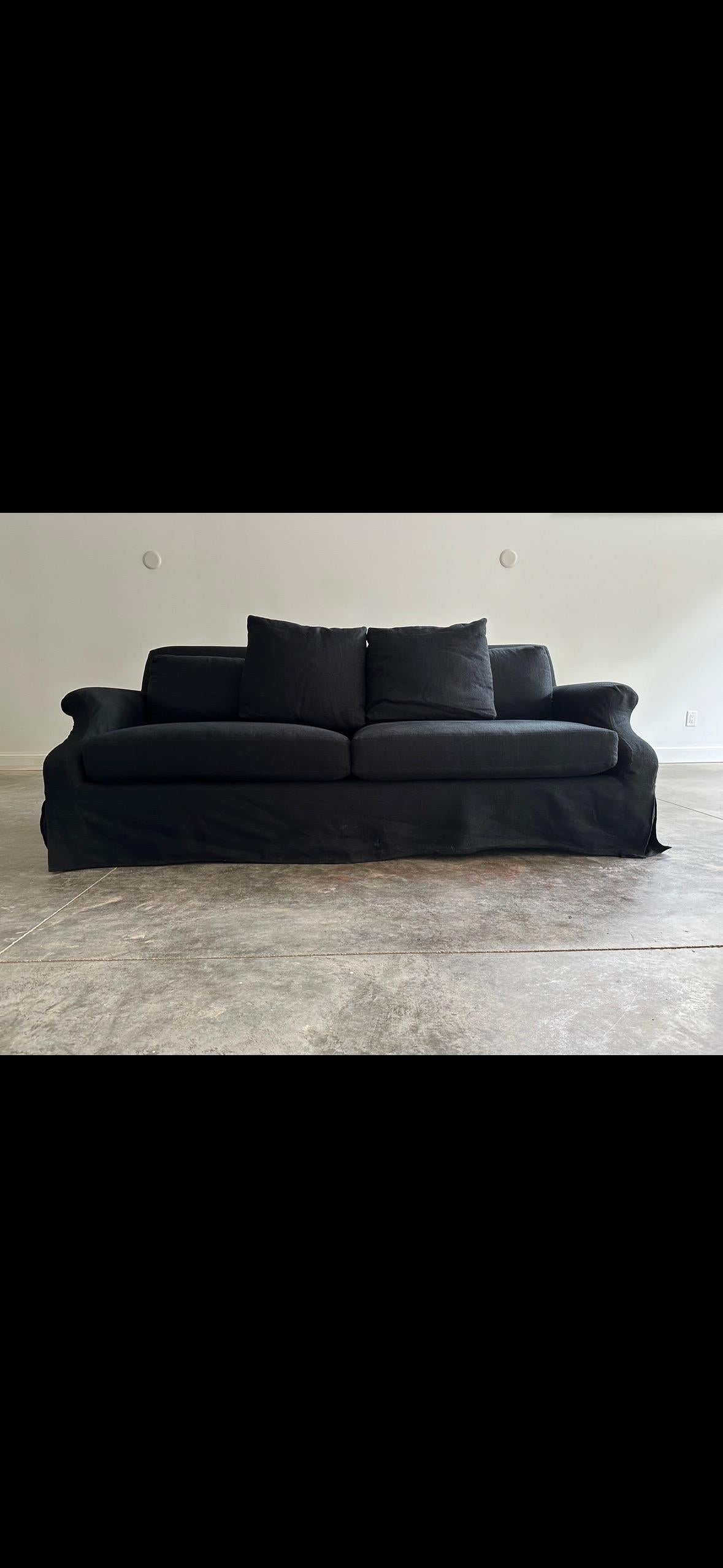Moderne Canapé en lin noir recouvert d'une housse Verellen en vente