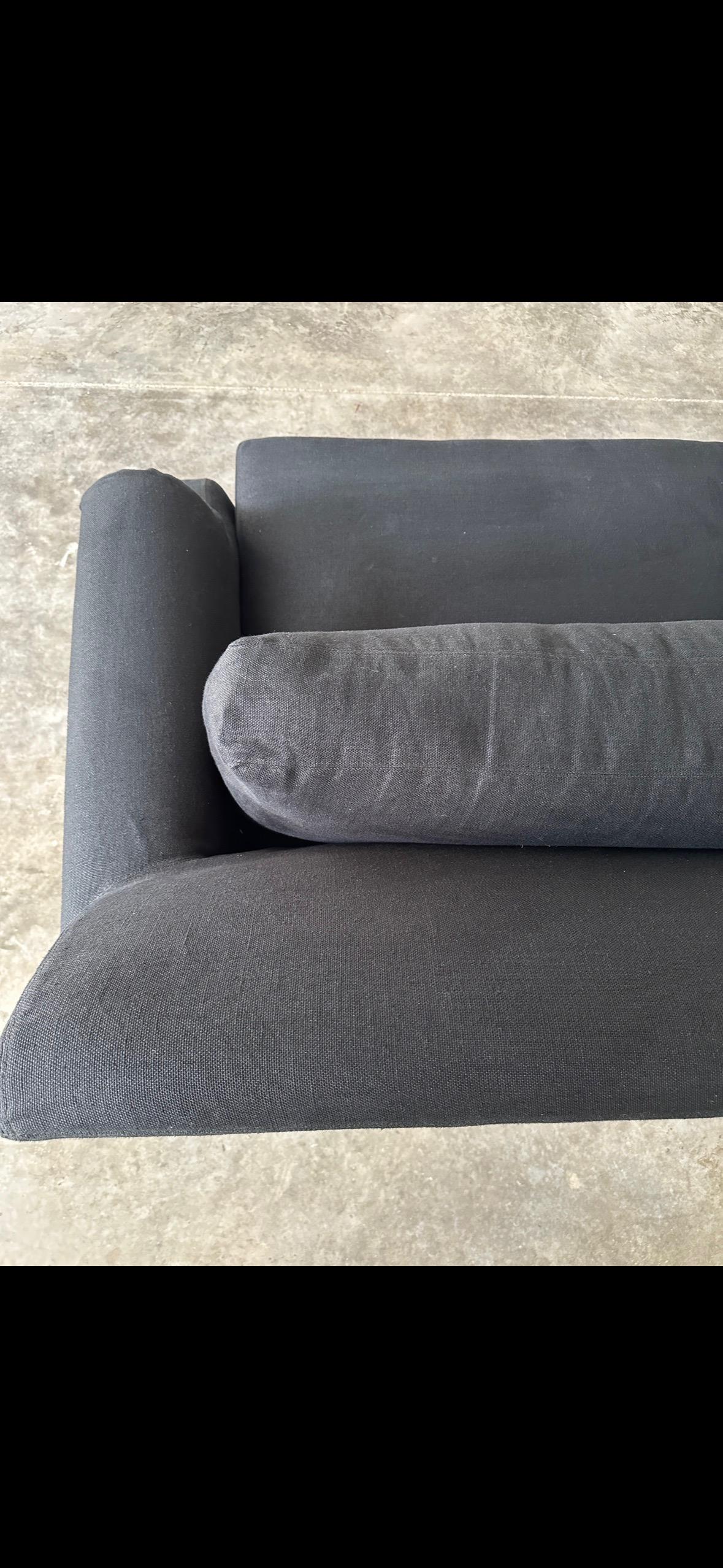 Moderne Canapé en lin noir recouvert d'une housse Verellen en vente