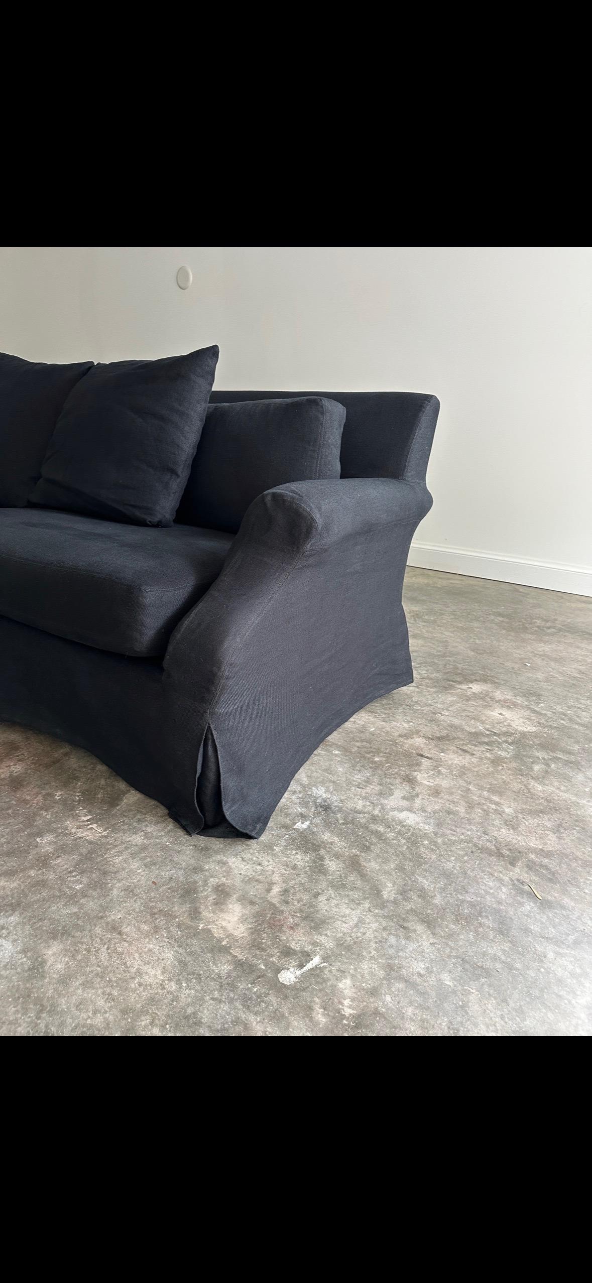 Canapé en lin noir recouvert d'une housse Verellen Bon état - En vente à Nashville, TN