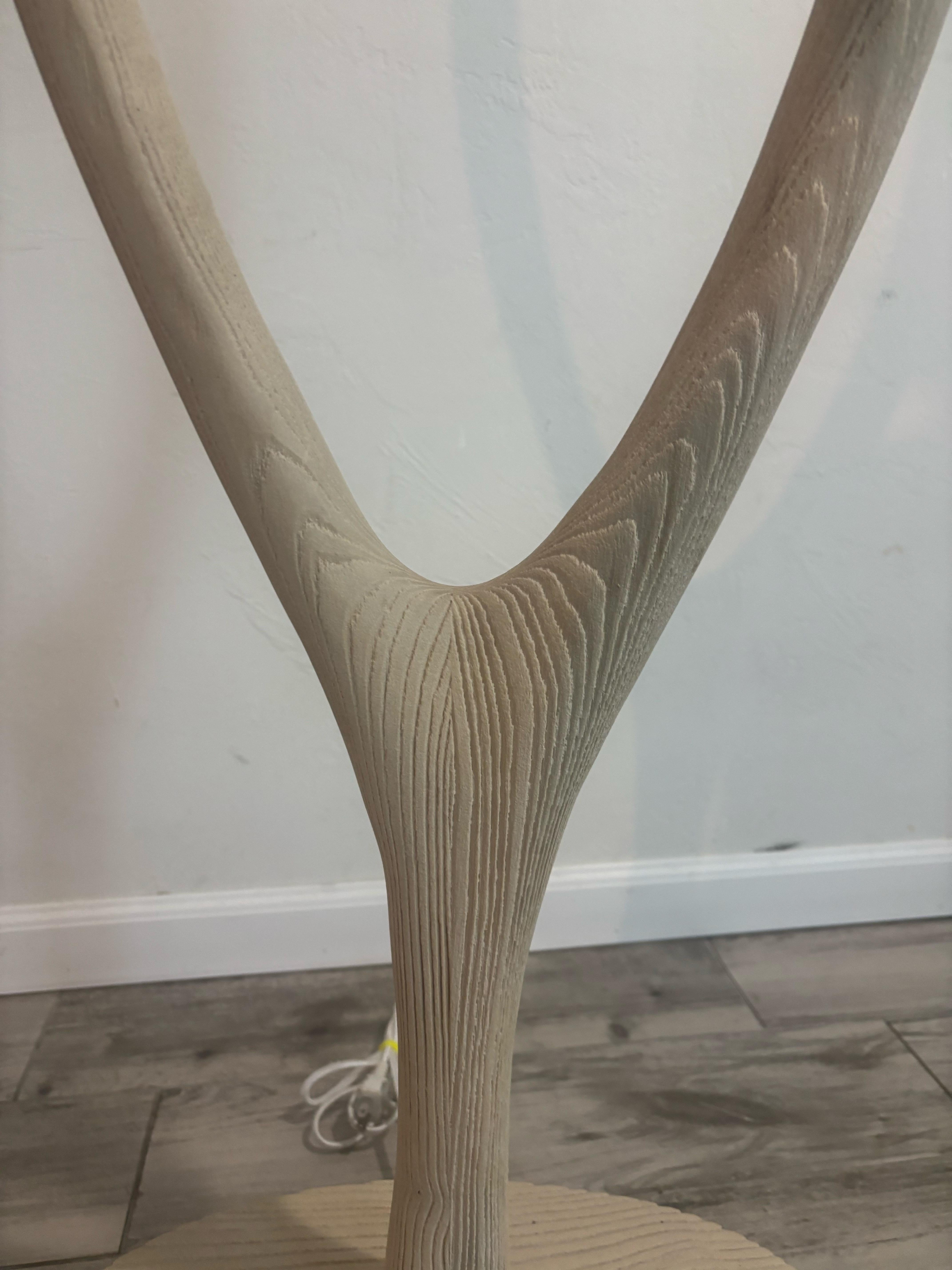 Una escultural lámpara de pie de fresno Urbino de Verellen, célebre por sus líneas orgánicas, su textura expresiva y su refinada artesanía belga. Con unas impresionantes 72 pulgadas de altura, la pieza está fabricada en fresno de tonos claros con un