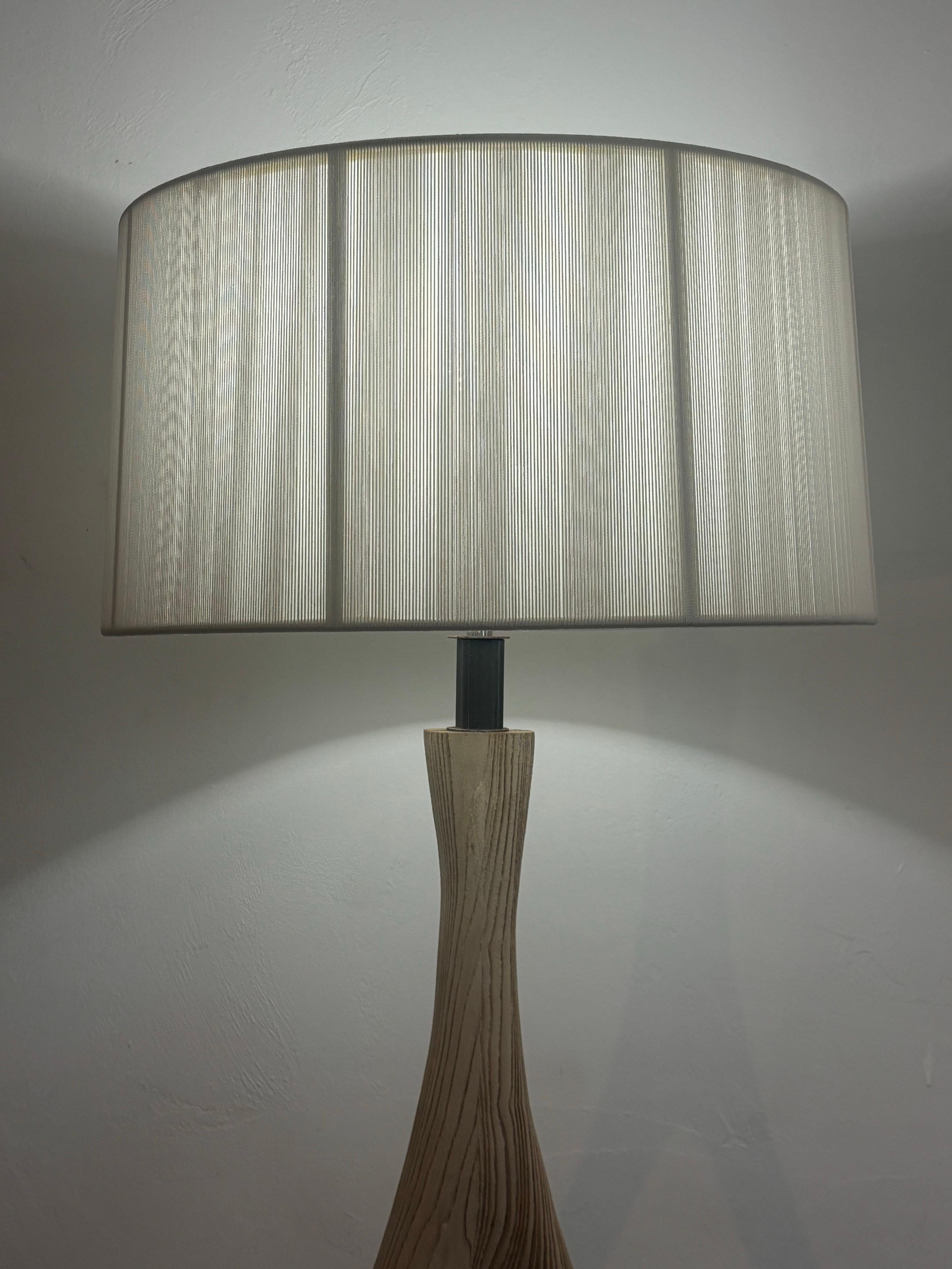 Lámpara de pie Verellen Urbino Fresno, madera clara con textura escultural en Bueno Estado en Delray Beach, FL