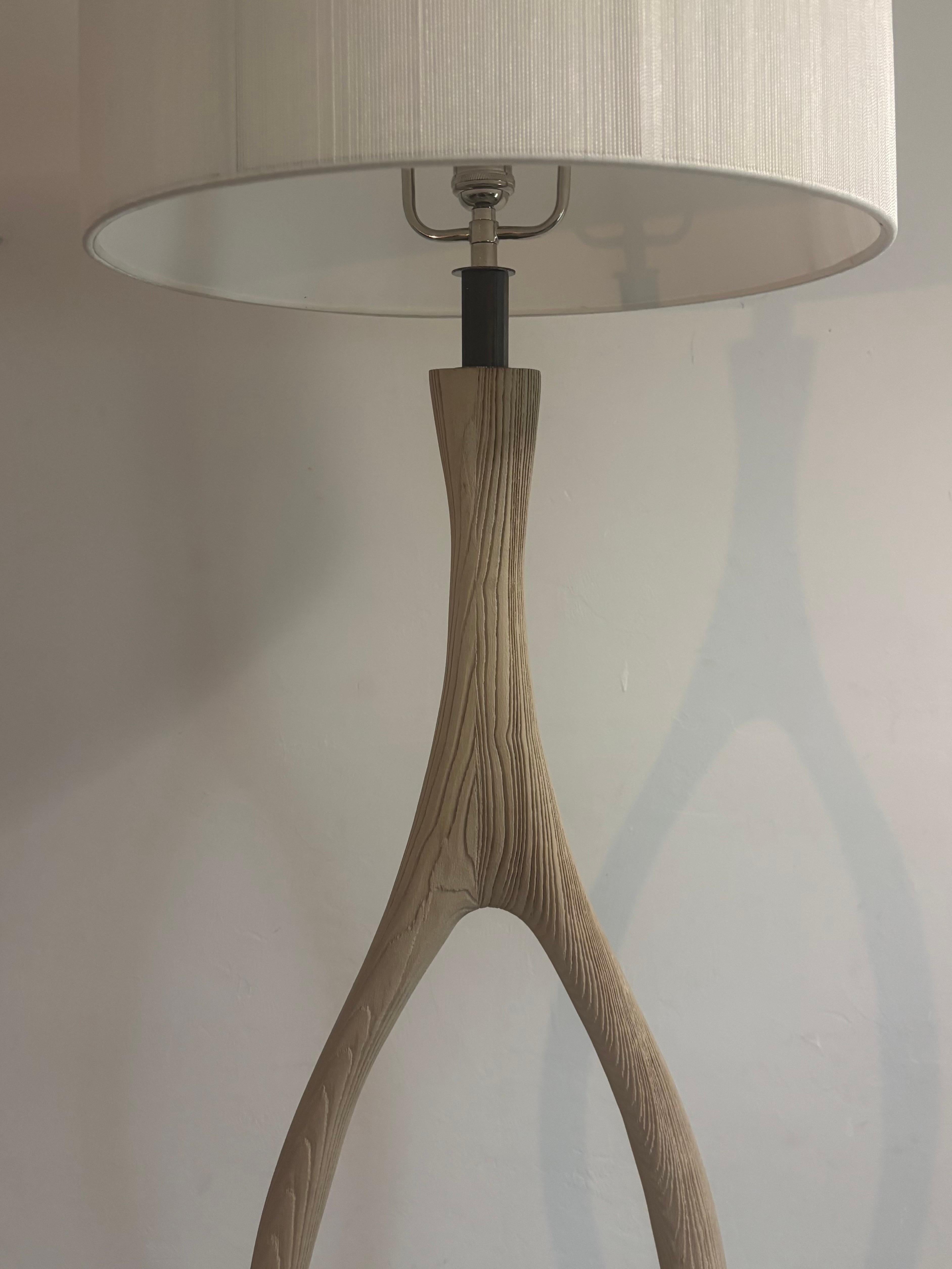 Lámpara de pie Verellen Urbino Fresno, madera clara con textura escultural Siglo XXI y contemporáneo