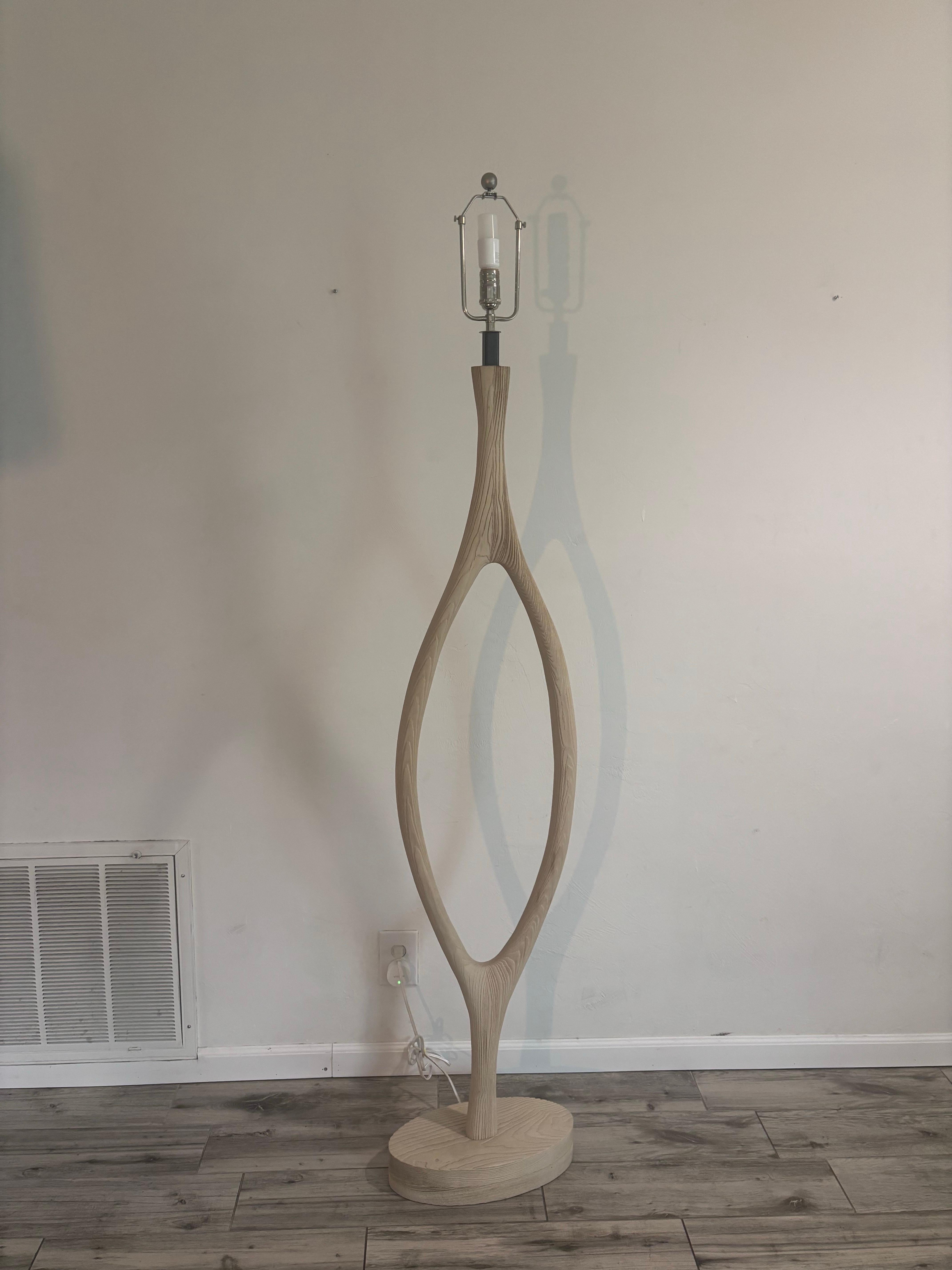 Lámpara de pie Verellen Urbino Fresno, madera clara con textura escultural Ceniza