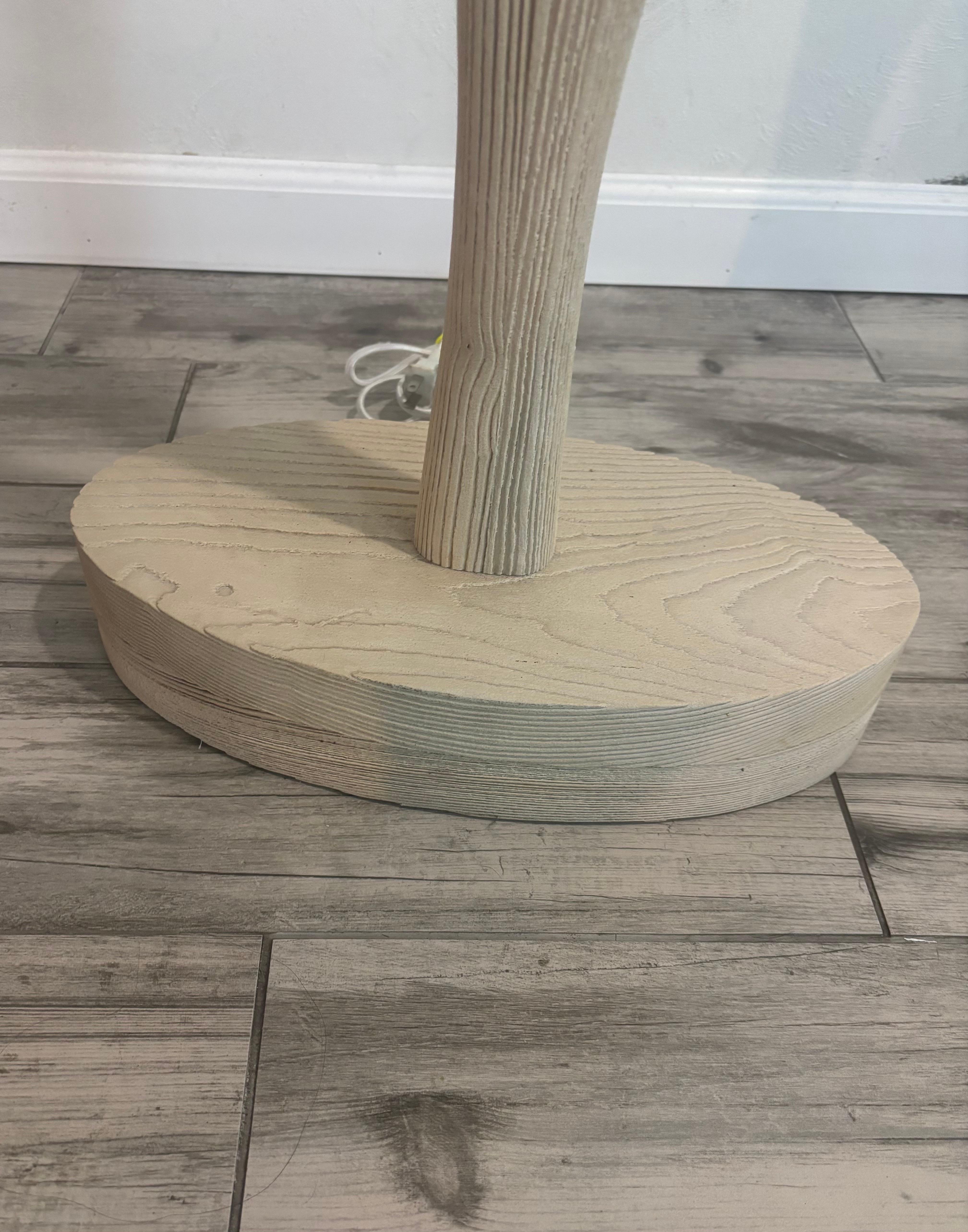 Lámpara de pie Verellen Urbino Fresno, madera clara con textura escultural 1