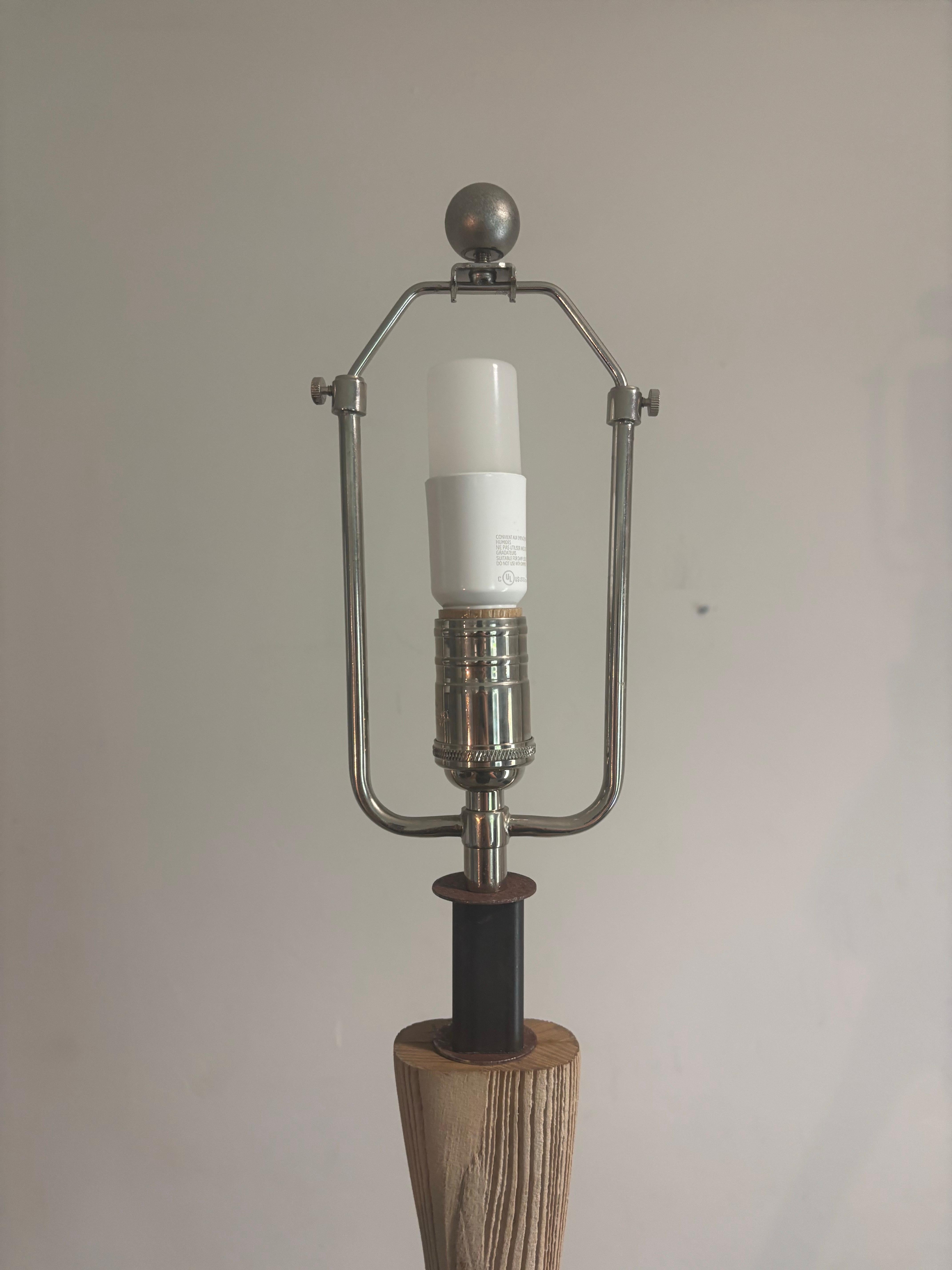 Lámpara de pie Verellen Urbino Fresno, madera clara con textura escultural 2