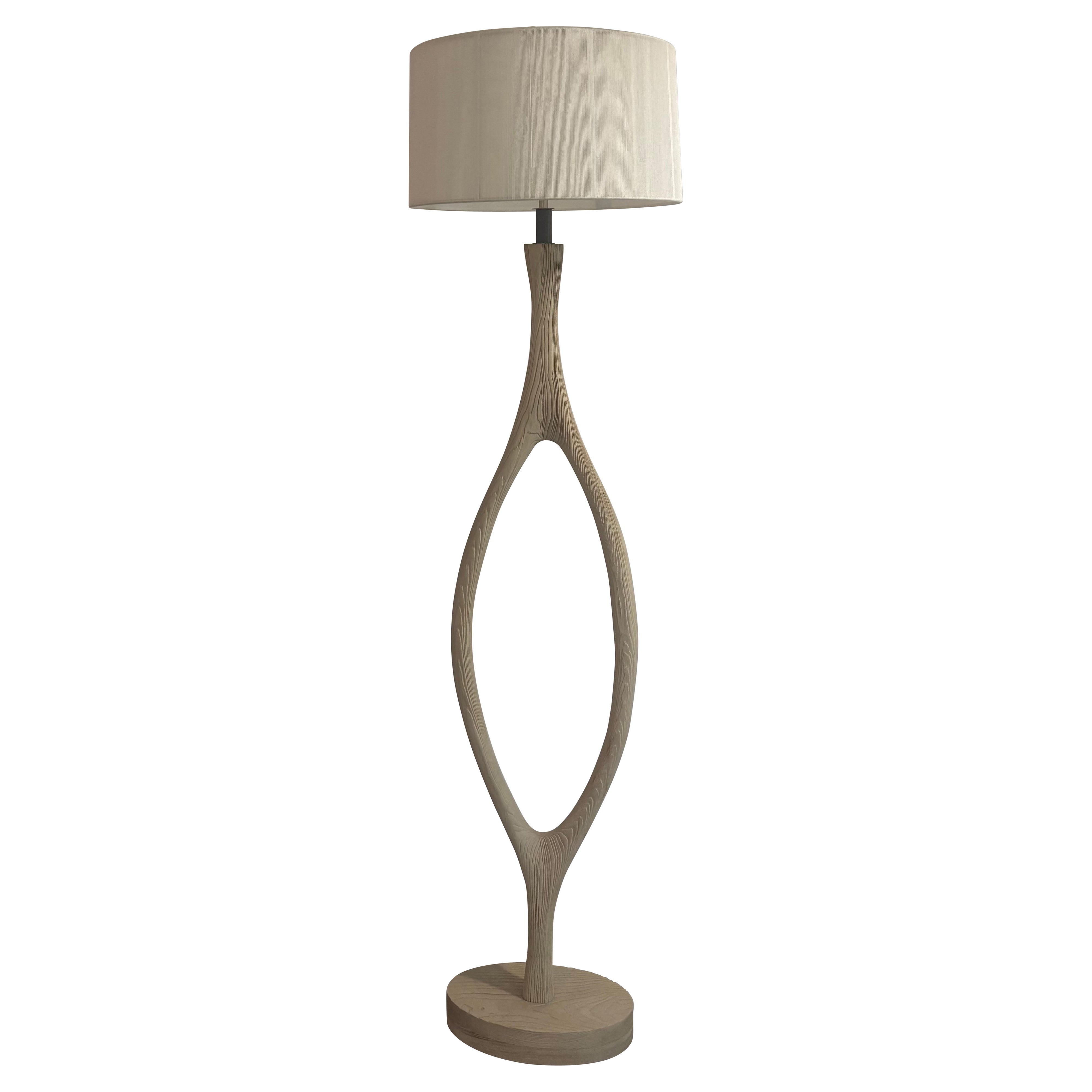 Lámpara de pie Verellen Urbino Fresno, madera clara con textura escultural