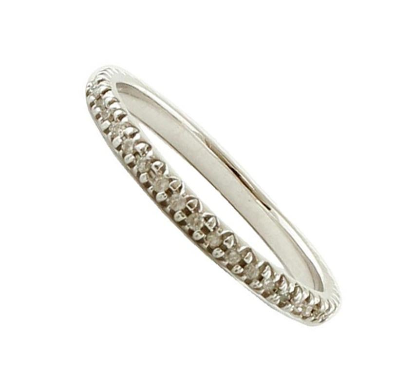 Elegante anello con struttura in oro bianco 14 kt montato con piccoli diamanti bianchi.
Questo anello è realizzato completamente a mano da maestri orafi italiani.
Diamanti 0.27 ct, taglio brillante, colore G, purezza VS
Peso totale 1.60 gr
Italiano