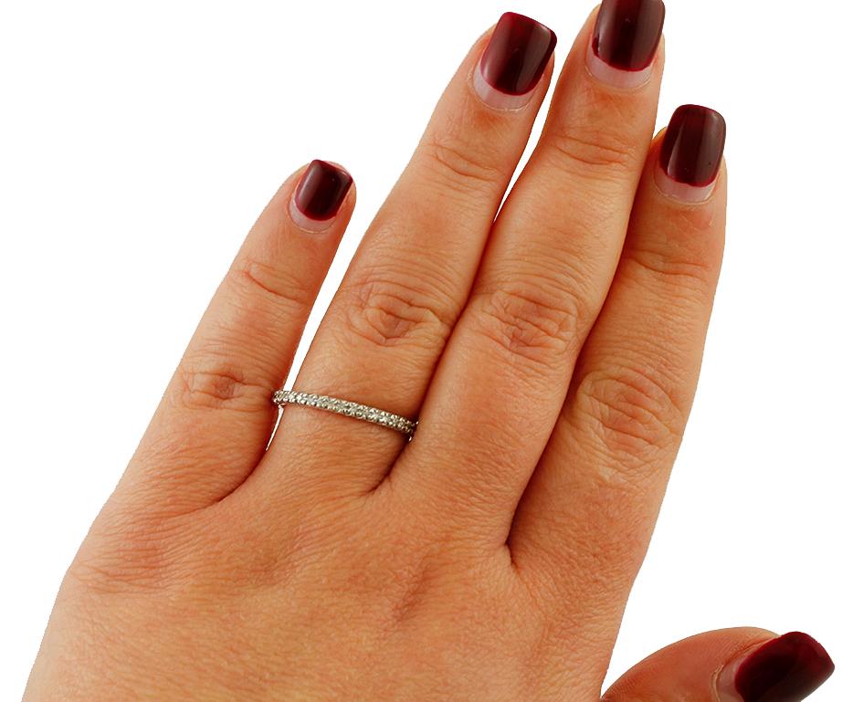 Taglio brillante Anello moderno in oro bianco 14 carati Veretta Diamonds in vendita