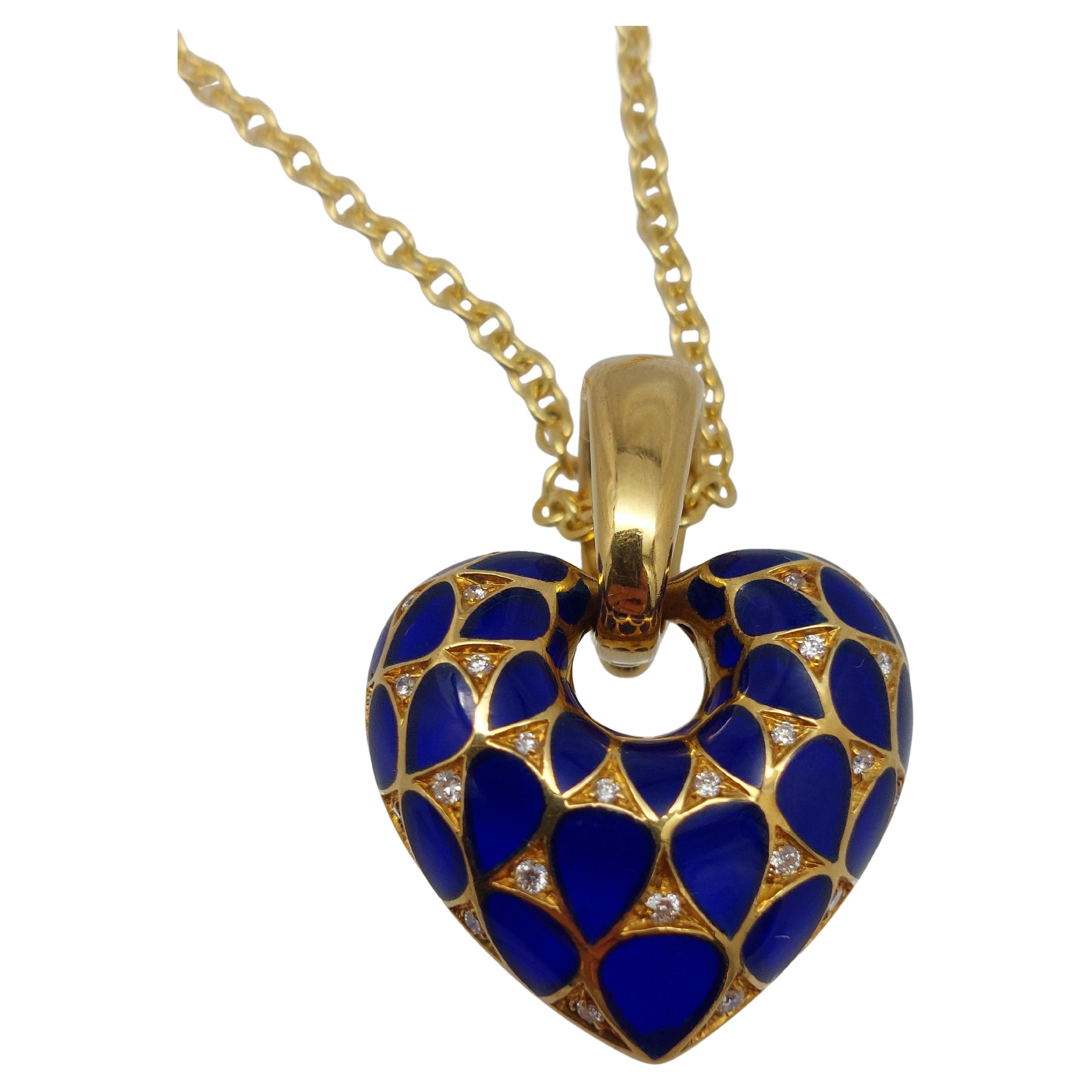 

WOW !!!!!!
Collier en chaîne en or jaune 18 carats avec pendentif en or jaune 18 carats en forme de cœur avec émail bleu et diamants.
Mesures cardiaques  7/8 