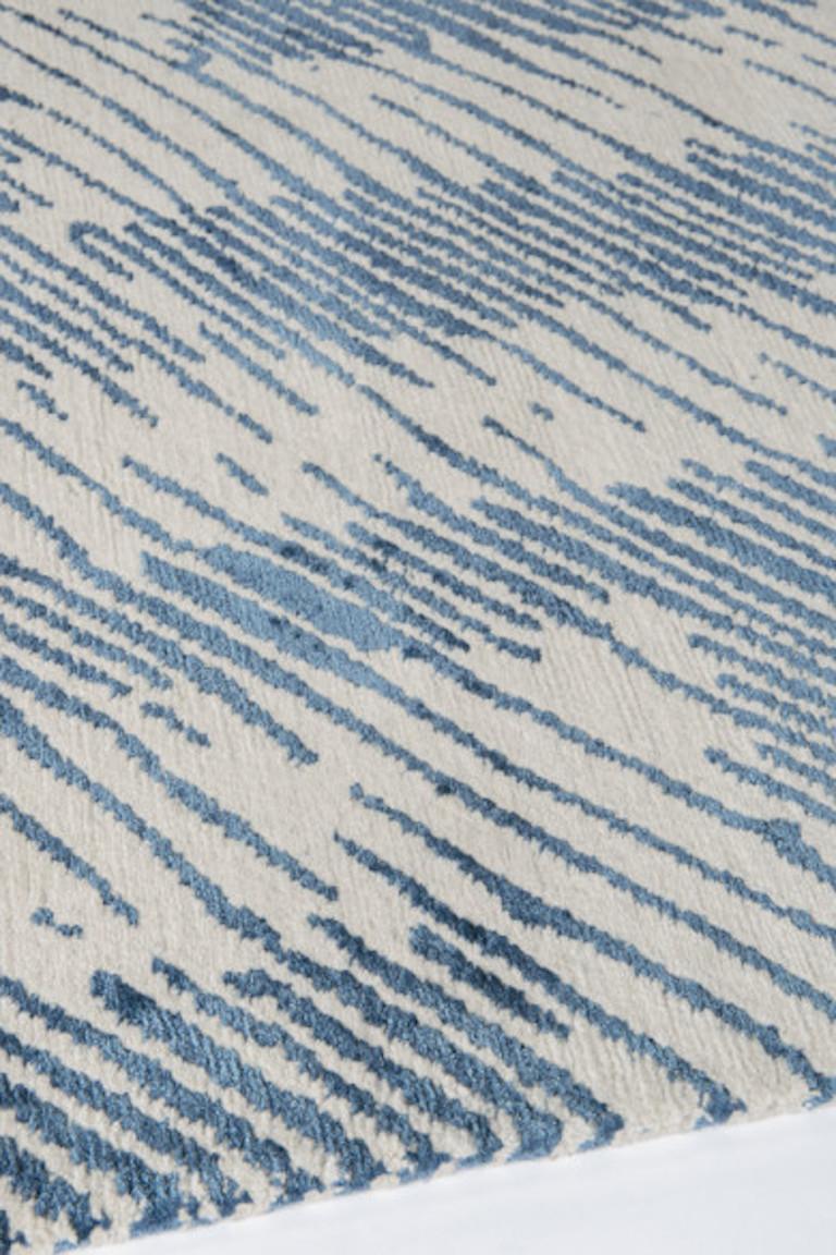 Im Angebot: Verge Verge-Teppich aus handgeknüpfter Wolle und Seide von Kelly Wearstler,  (Blau) 3
