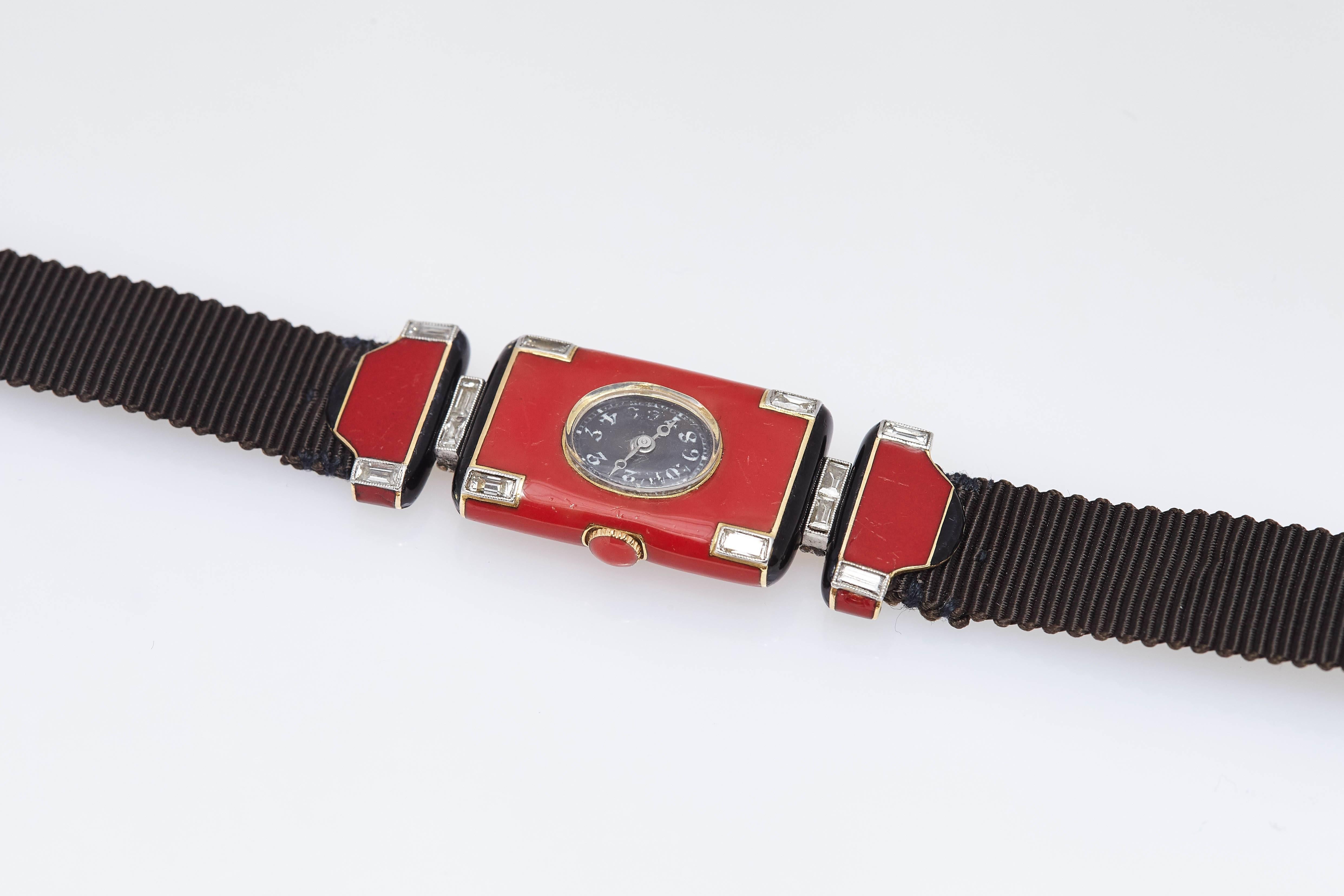 Verger Frères Montre-bracelet Art déco pour dames en platine, diamant et émail rouge, vers 1925 Excellent état - En vente à New York, NY