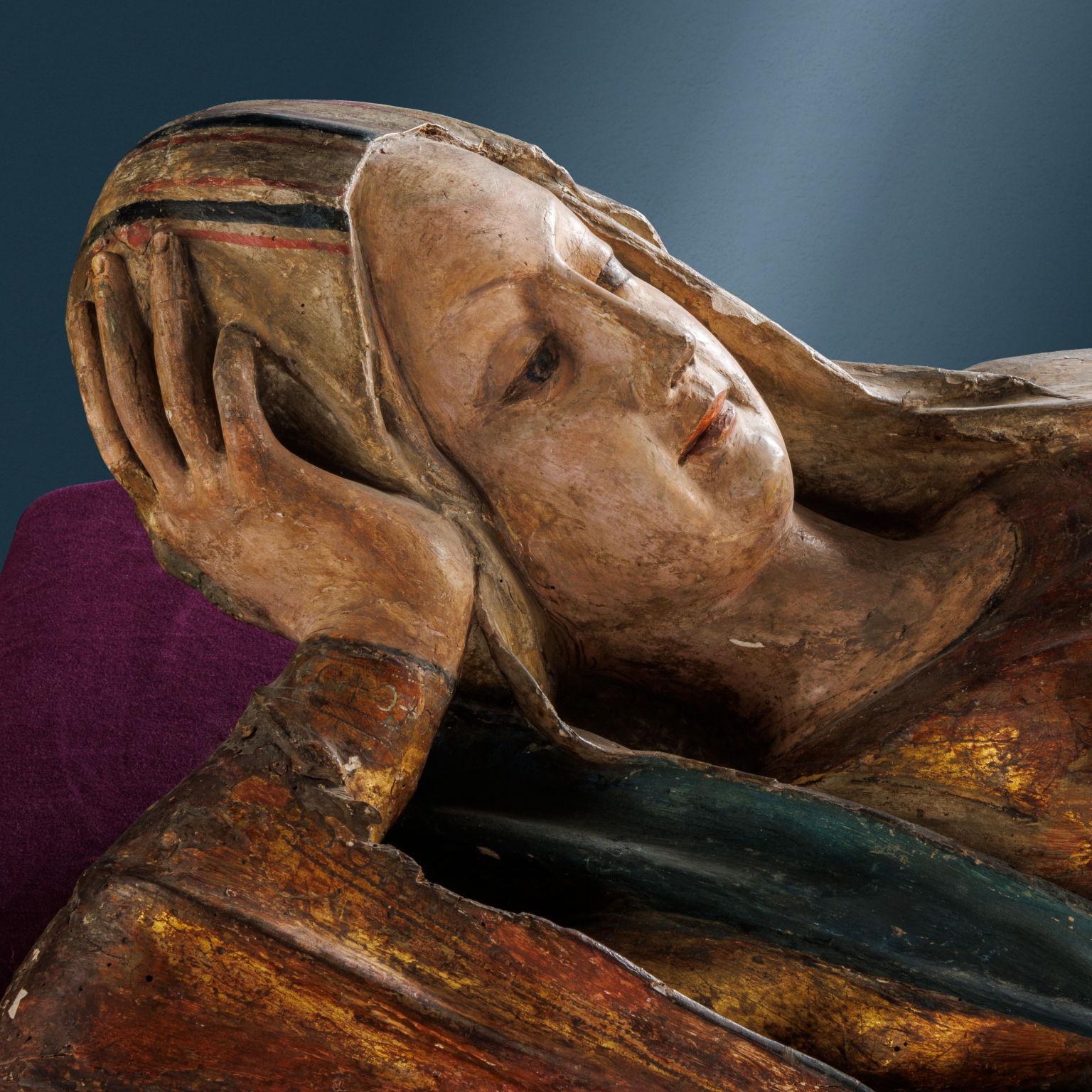 Scultura lignea policroma, raffigurante la Madonna giacente, anche detta Vergine della Natività. Maria è reclinata, la mano destra a sostenere il capo, mentre la sinistra è distesa e poggia sul fianco. È abbigliata con una lunga tunica e un mantello