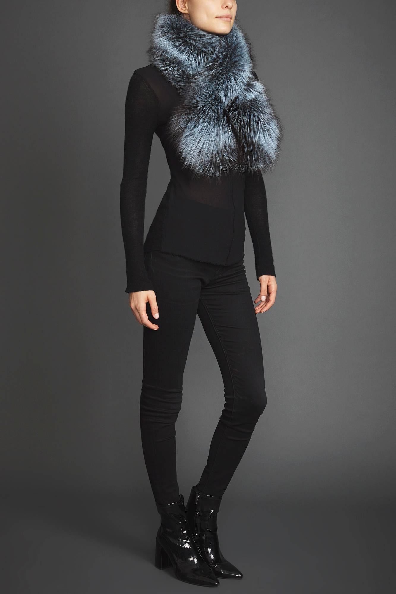 Verheyen Lapel Cross-through Collar in Iced Topaz Fox Fur - Valentines gift In New Condition In London, GB