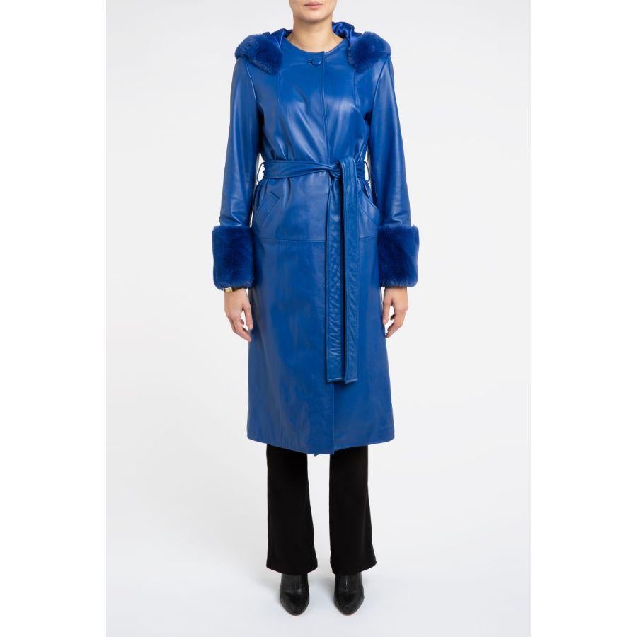 Verheyen London Aurora Leder-Trenchcoat in Blau mit Kunstpelz, Größe 12

Der Aurora Hooded Leather Trench Coat von Verheyen London ist ein romantisches Design, inspiriert von der Mode der 90er Jahre und der Edwardianischen Ära. Der schlichte