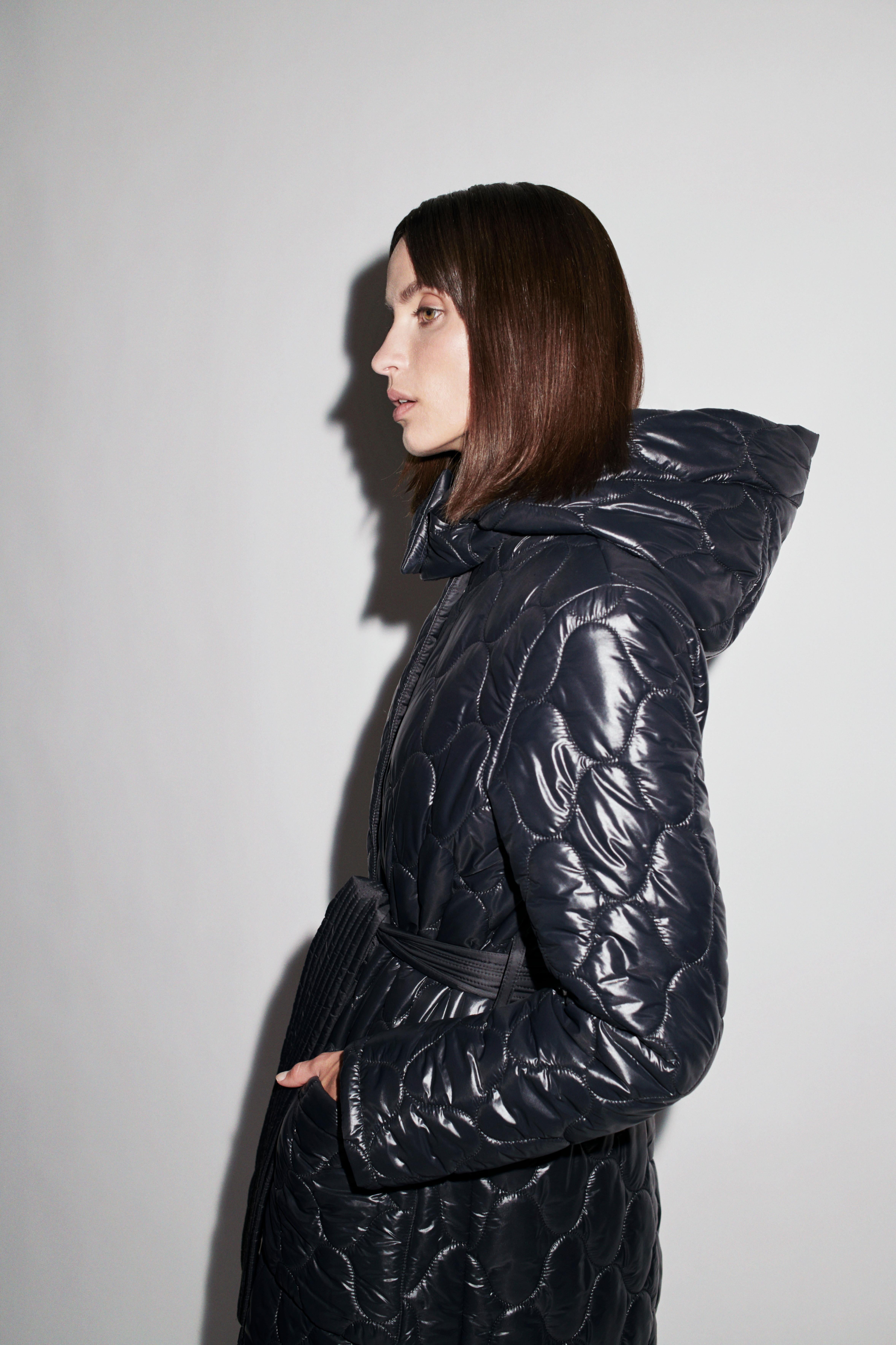 Verheyen London Aurora Quilted Coat with detachable hood - Size uk 14

The Aurora Quilted Coat is made with 100% nylon in by expert Italian manufacturers is an investment piece for your wardrobe to last for a lifetime.  Water resistant and warm
