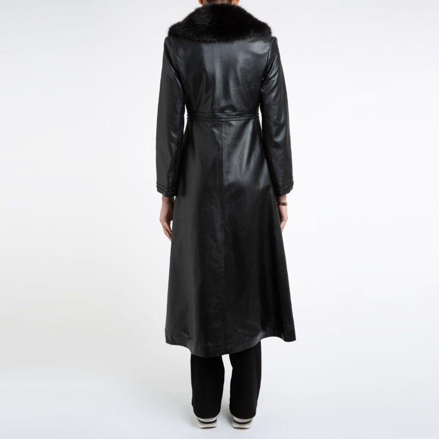 Verheyen London Bespoke Edward Leder Trenchcoat in Schwarz, Größe 14

Der Edward Ledermantel von Verheyen London ist ein romantisches Design, inspiriert von der Mode der 1970er Jahre und der Edwardianischen Ära. Ein zeitloses Design, das man ein