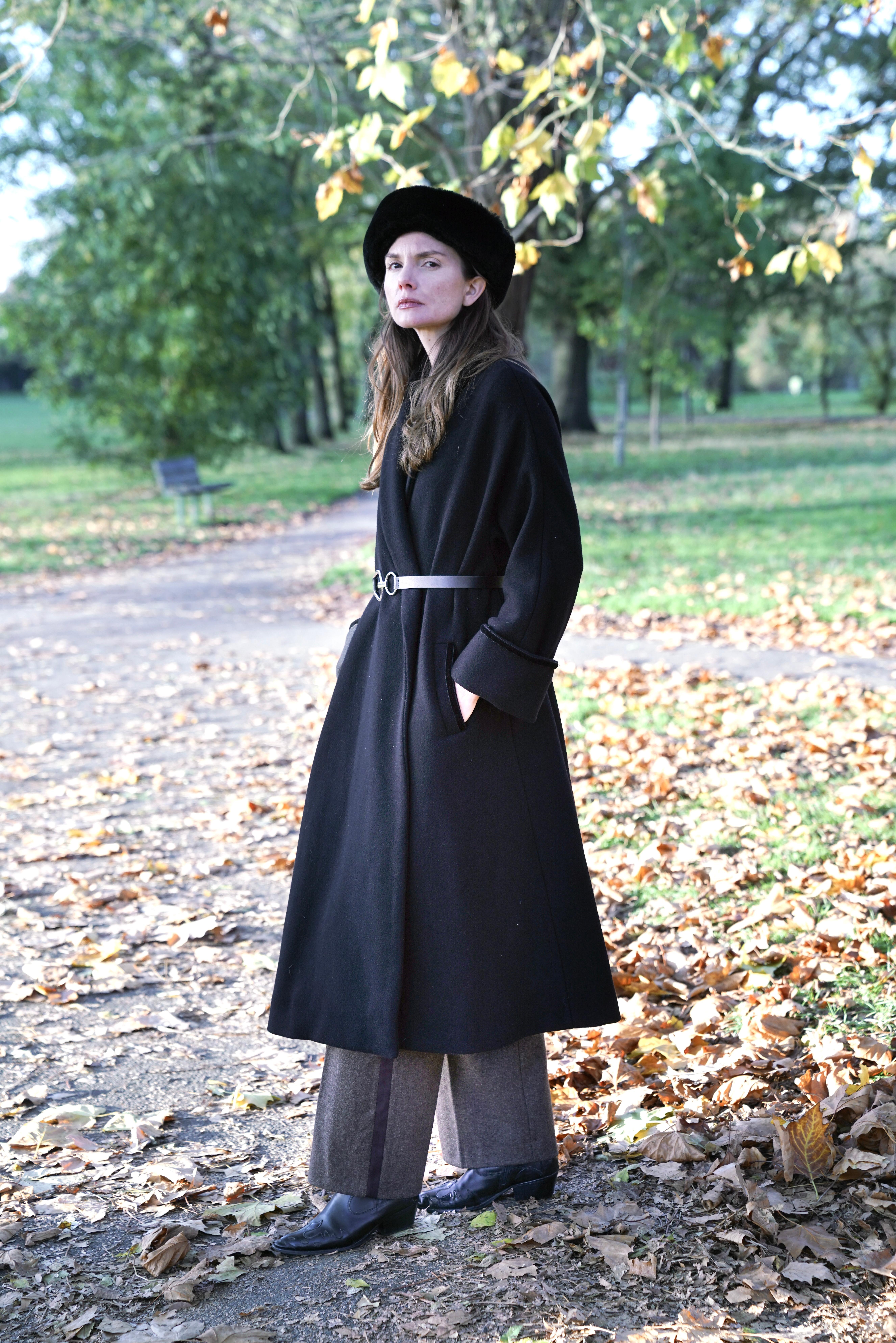 Cappello Verheyen London in merino shearling nero

Realizzato a mano a Londra da esperti artigiani, questo cappello unisex in shearling stile bomber è realizzato in 100% shearling merino con finitura in pelle, proveniente dall'Italia. Perfetto per