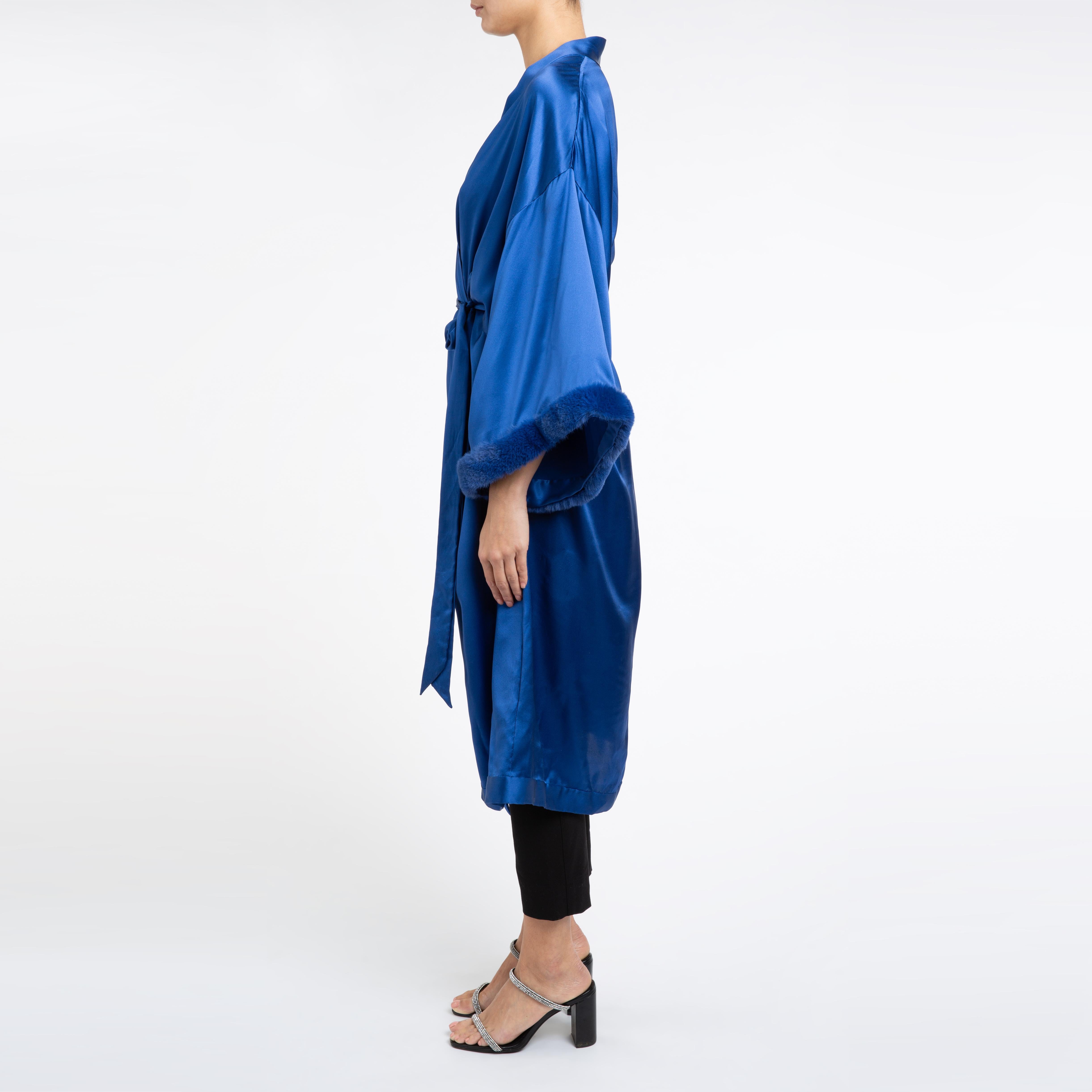 Bleu Verheyen London - Robe kimono bleue en satin de soie italien et fausse fourrure - Taille unique  en vente