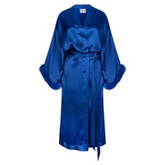 Blauer Kimono aus italienischem Seiden-Satin mit Kunstpelz von Verheyen in Londoner Größe