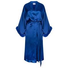 Blauer Kimono von London aus italienischem Seidensatin mit Kunstpelz - Größe klein 