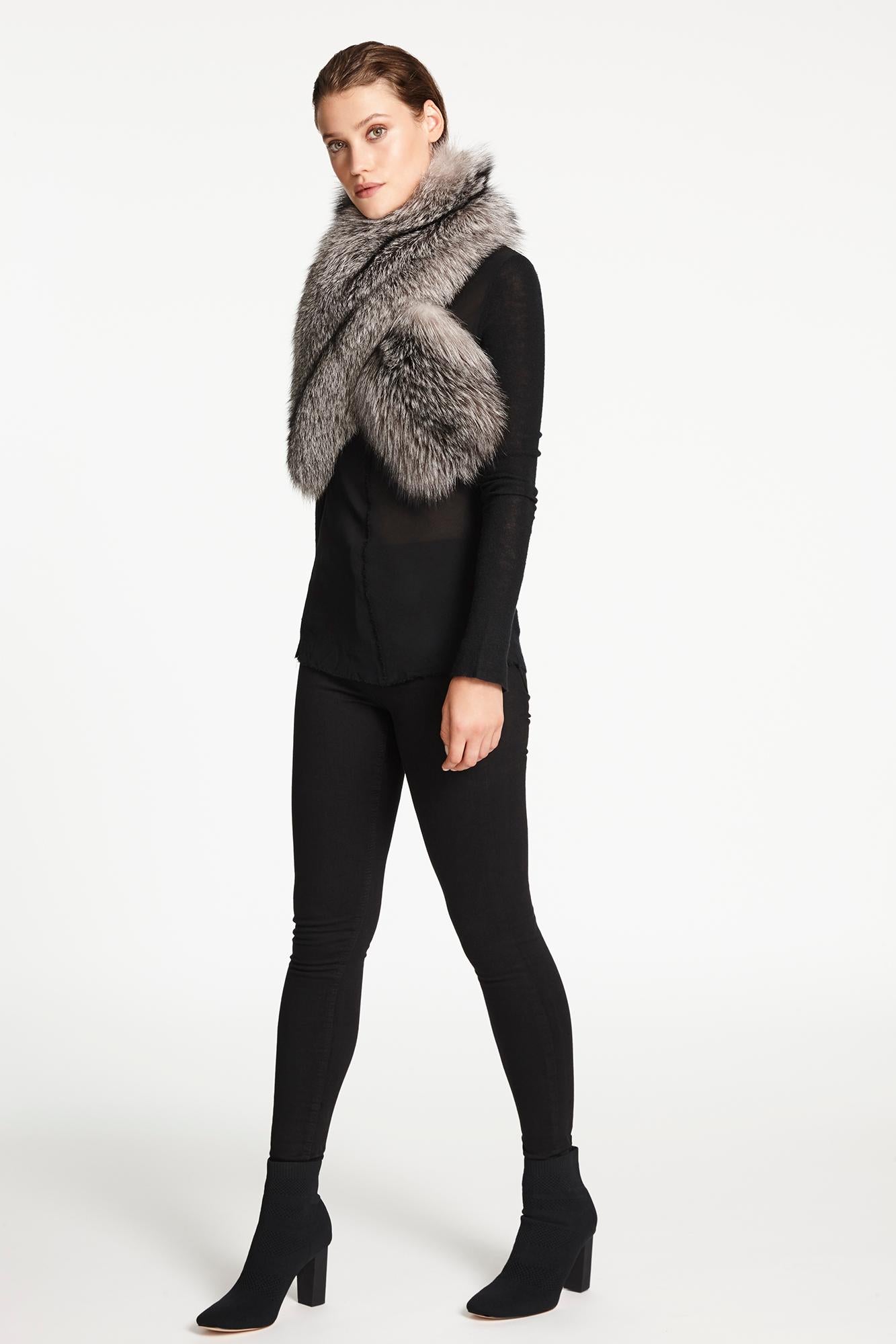 Blau gebeizte Stola mit mattiertem Fuchspelz und Seidenfuchs-Futter und Kette vonheyen London 5