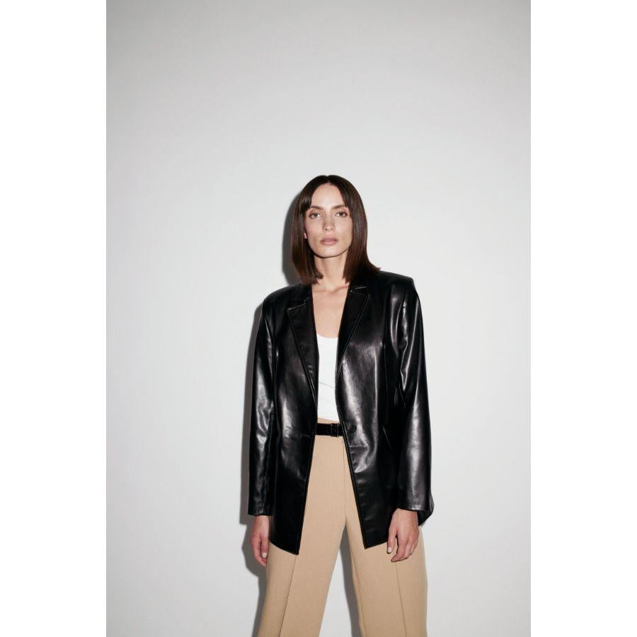Verheyen London Chesca Oversize Blazer in Black Leather, Size uk 12

Handmade in London, made with lamb leather this luxury item is an investment piece to wear for a lifetime.  Made with an oversize fit, its ideal for wearing with a jumper for
