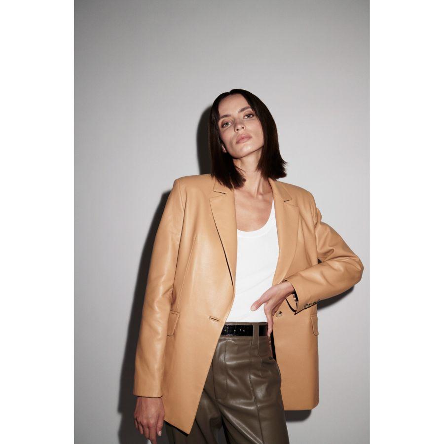 Verheyen London Chesca Oversize Blazer in Camel Leather, Size 10

Handmade in London, made with lamb leather this luxury item is an investment piece to wear for a lifetime.  Made with an oversize fit, yet tailored fit. Its ideal for wearing with a