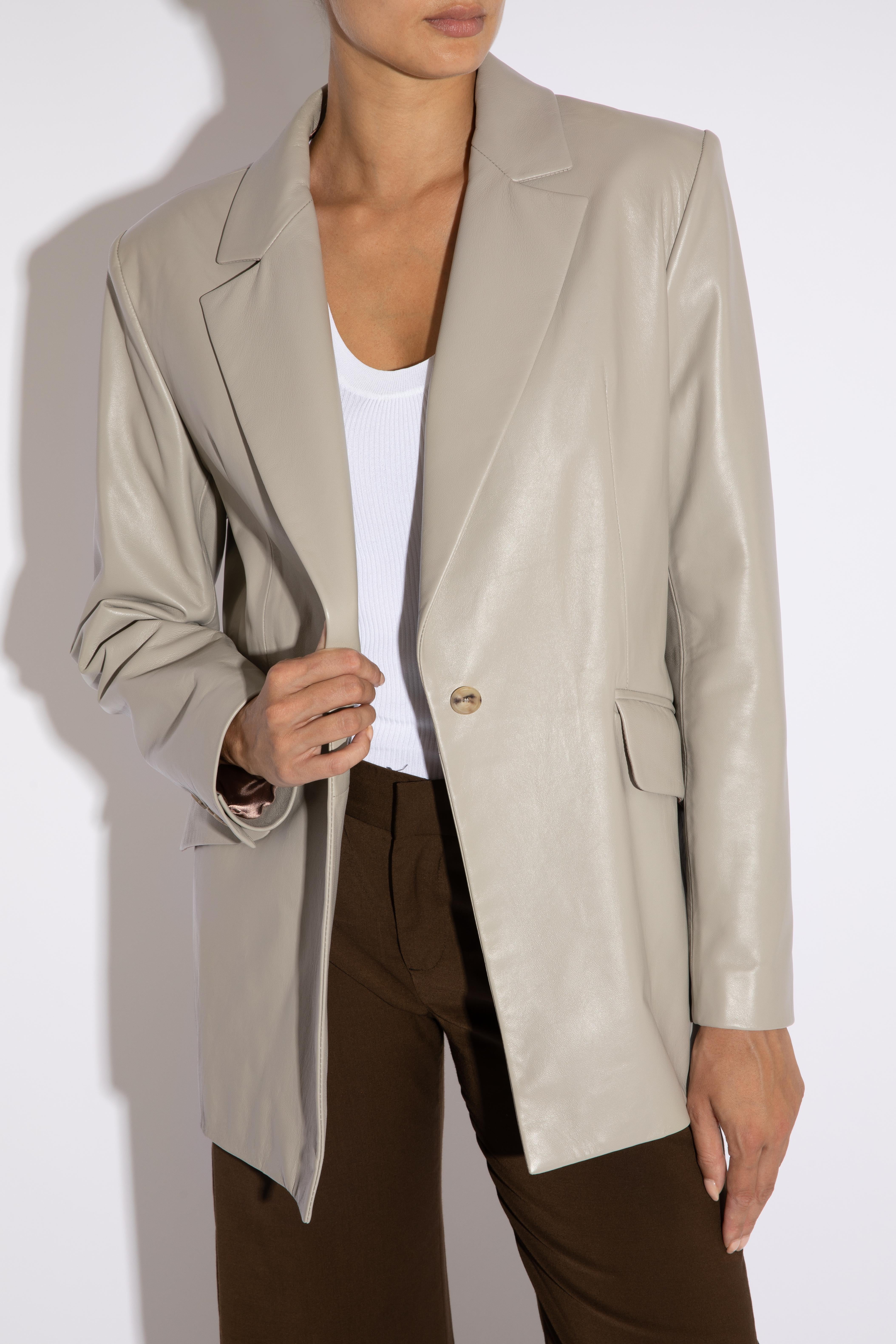 Verheyen London Chesca Oversize Blazer in Stone Grey Leather, Size 10

Handmade in London, made with lamb leather this luxury item is an investment piece to wear for a lifetime.  Made with an oversize fit, its ideal for wearing with a jumper for