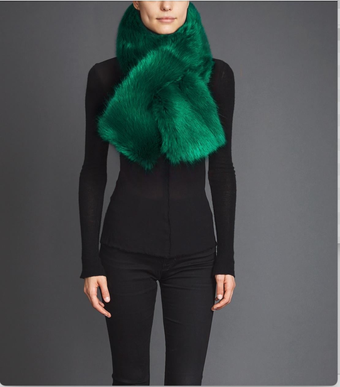 Verheyen London Cross-through Faux Fur Collar in Emerald Green For Sale 2