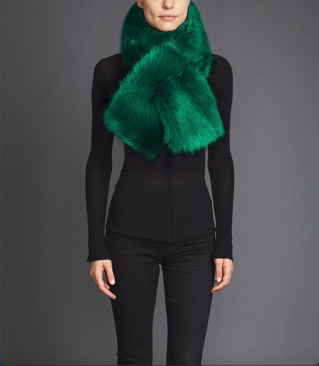 Verheyen London Cross-through Faux Fur Collar in Emerald Green For Sale 2