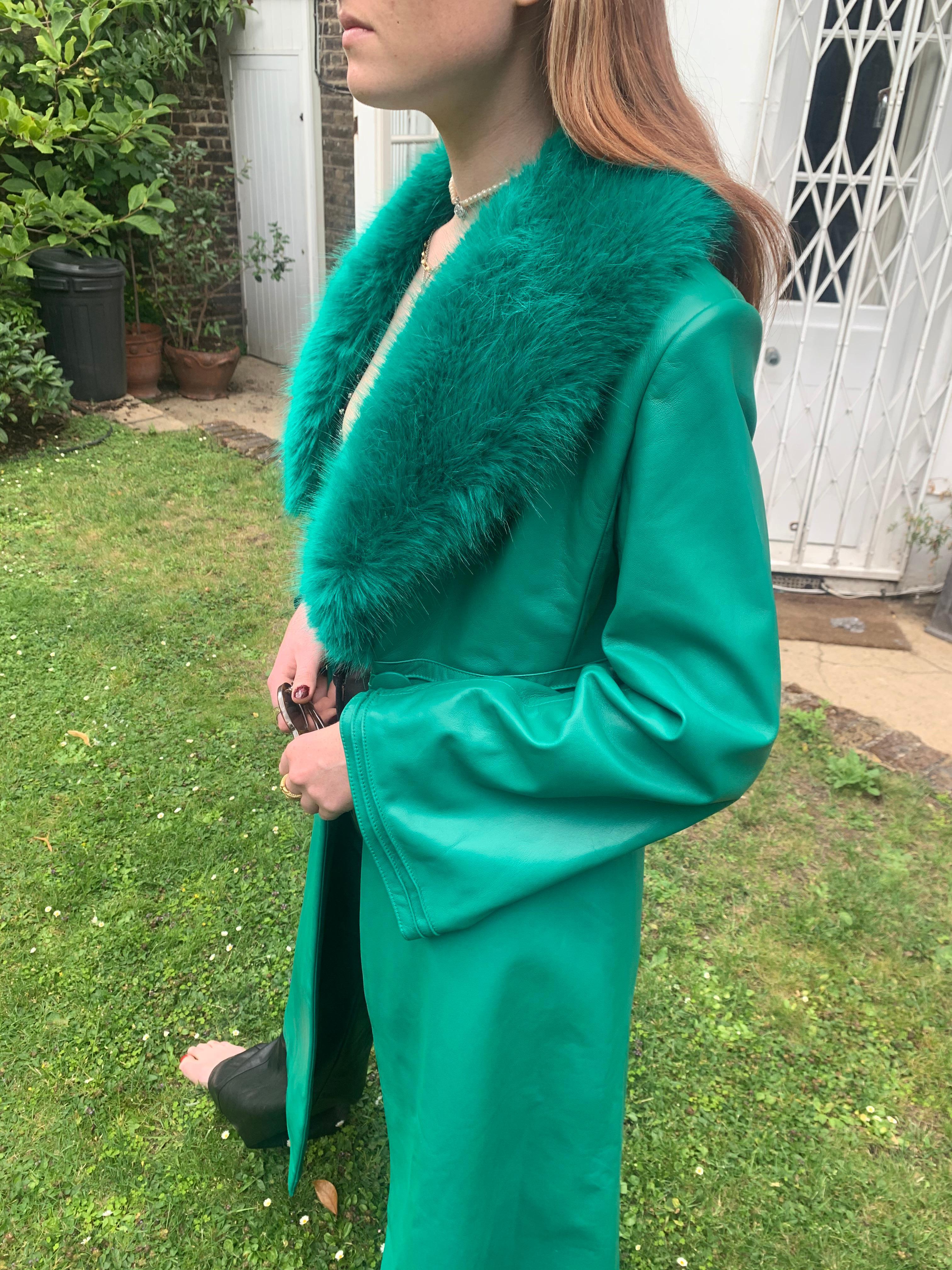 Verheyen London Edward Ledermantel in Smaragdgrün & Grüner Kunstpelz - Größe 8 UK 

Der Edward Ledermantel von Verheyen London ist ein romantisches Design, inspiriert von den 1970er Jahren und der Edwardianischen Ära der Mode.  Ein zeitloses Design,