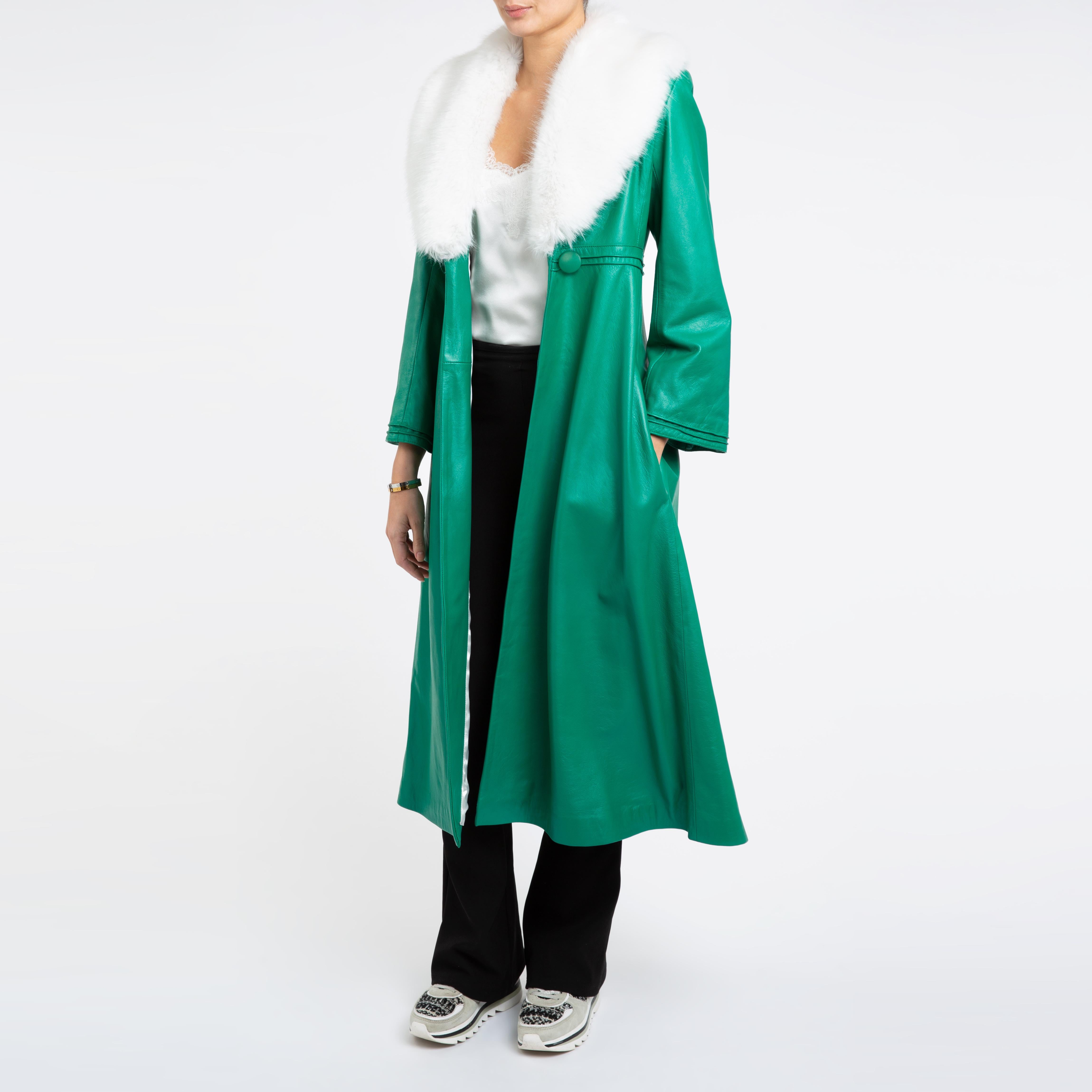 Verheyen London Edward Leather Coat in Green & White Faux Fur - Size 12 UK 

The Edward Leather Coat created by Verheyen London is a romantic design inspired by the 1970s and Edwardian Era of Fashion.  A timeless design to be be worn for a lifetime