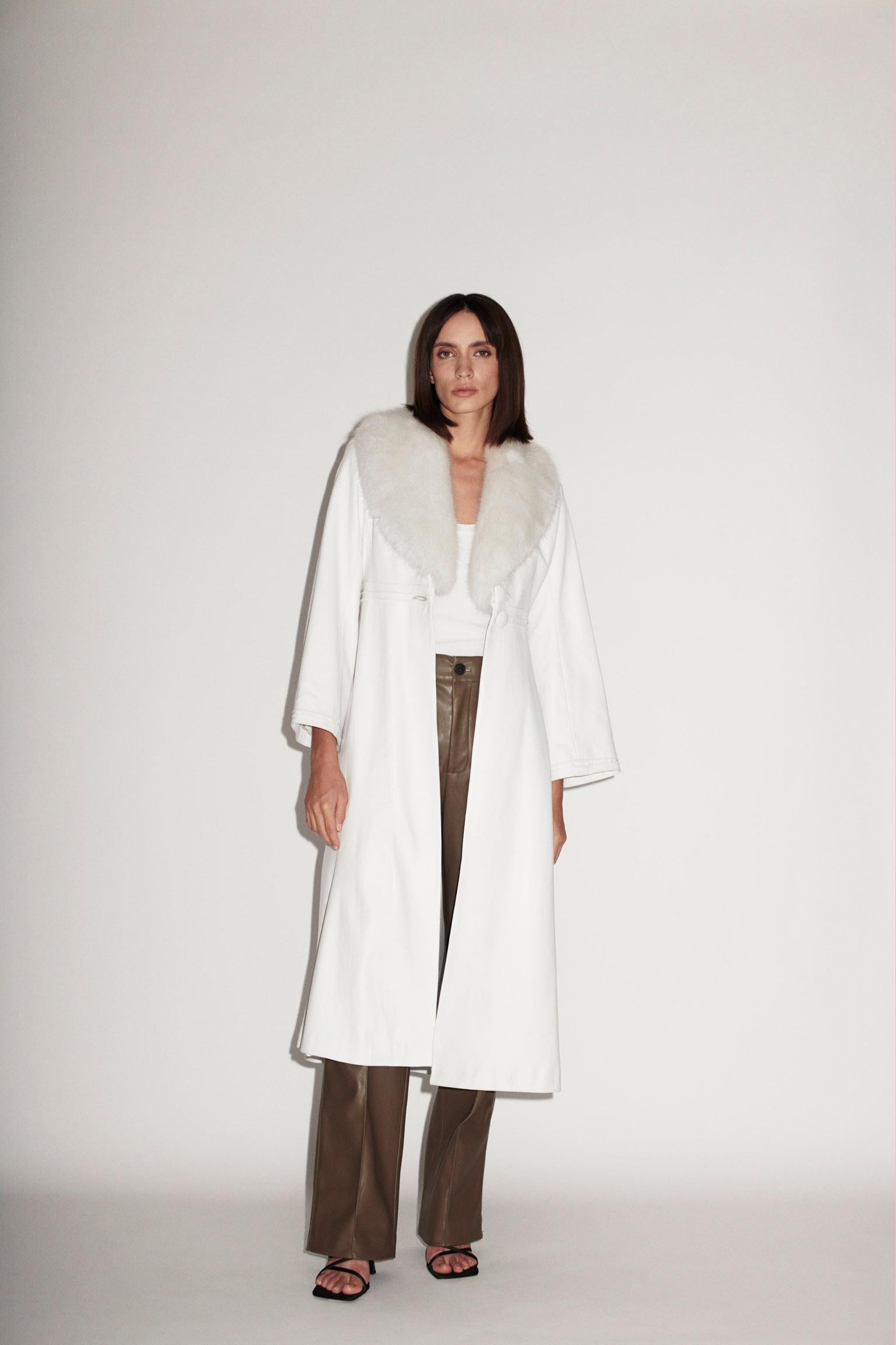 Verheyen London Edward Leather Coat in White with Faux Fur - Size uk 8 

The Edward Leather Coat created by Verheyen London is a romantic design inspired by the 1970s and Edwardian Era of Fashion.  A timeless design to be be worn for a lifetime and