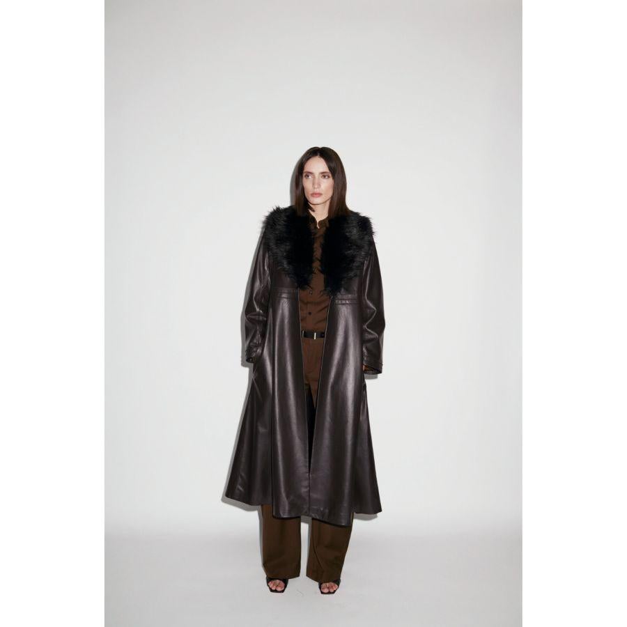 Verheyen London Edward Leather Trench Coat in Dark Chocolate and Black Size 10

The Edward Leather Coat created by Verheyen London is a romantic design inspired by the 1970s and Edwardian Era of Fashion. A timeless design to be be worn for a