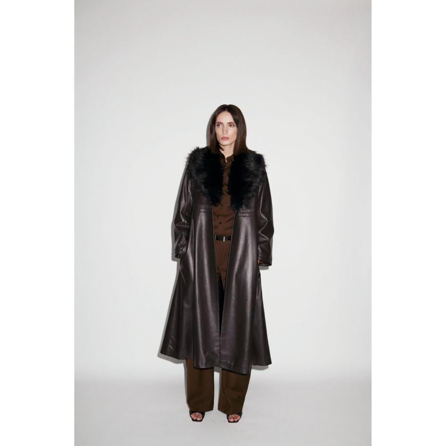 Trench en cuir Edward de Verheyen London en chocolat foncé et noir Taille 8

Le manteau en cuir Edward créé par Verheyen London est un modèle romantique inspiré des années 1970 et de l'ère édouardienne de la mode. Un design intemporel à porter toute