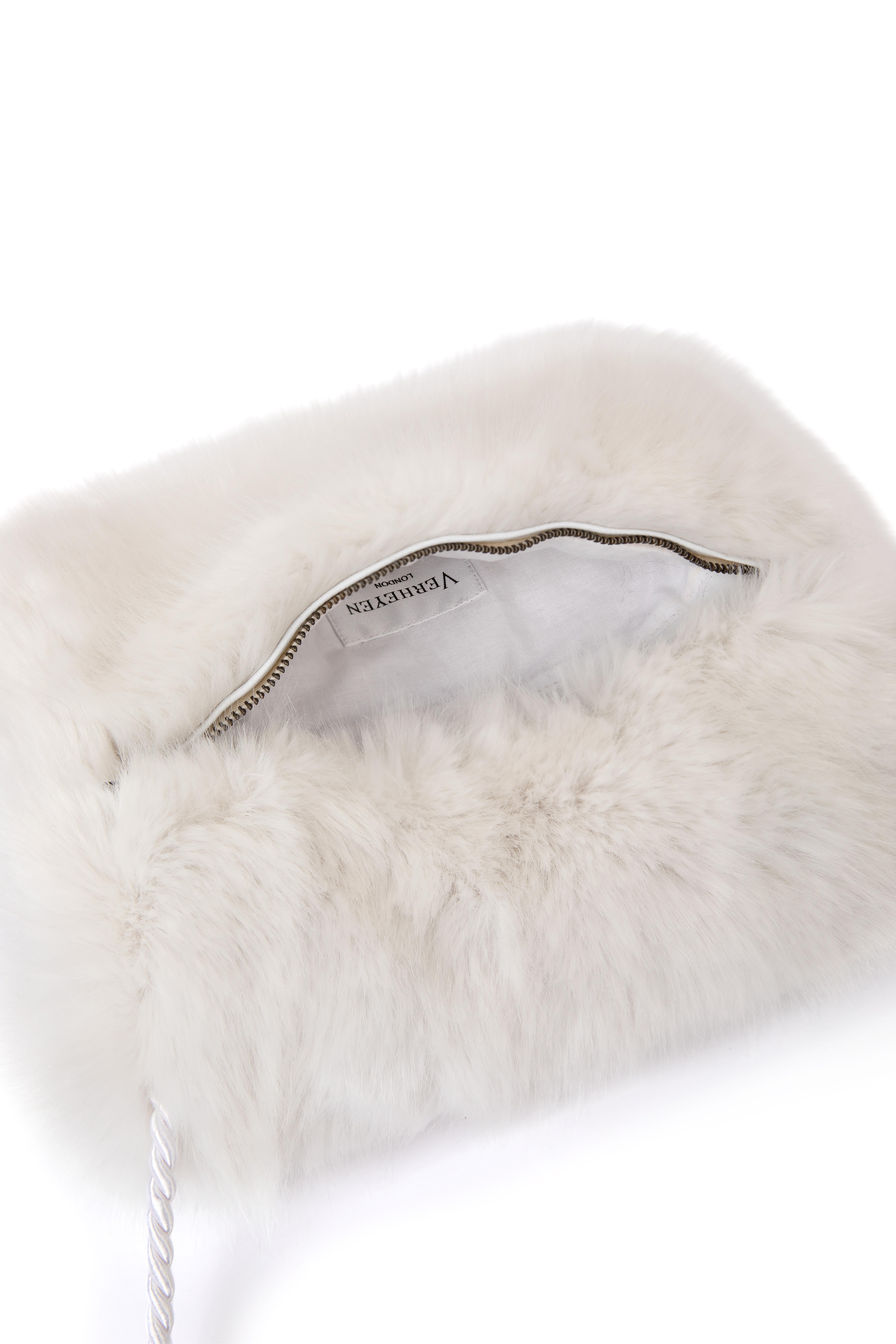Verheyen London Faux fur Muff Bag in White

Handmade in London, made with luxurious faux fur, this bag will keep you cosy throughout the seasons.  Inspired by the muff bag introduced in the 16th Century as a purse for women and to keep their hands