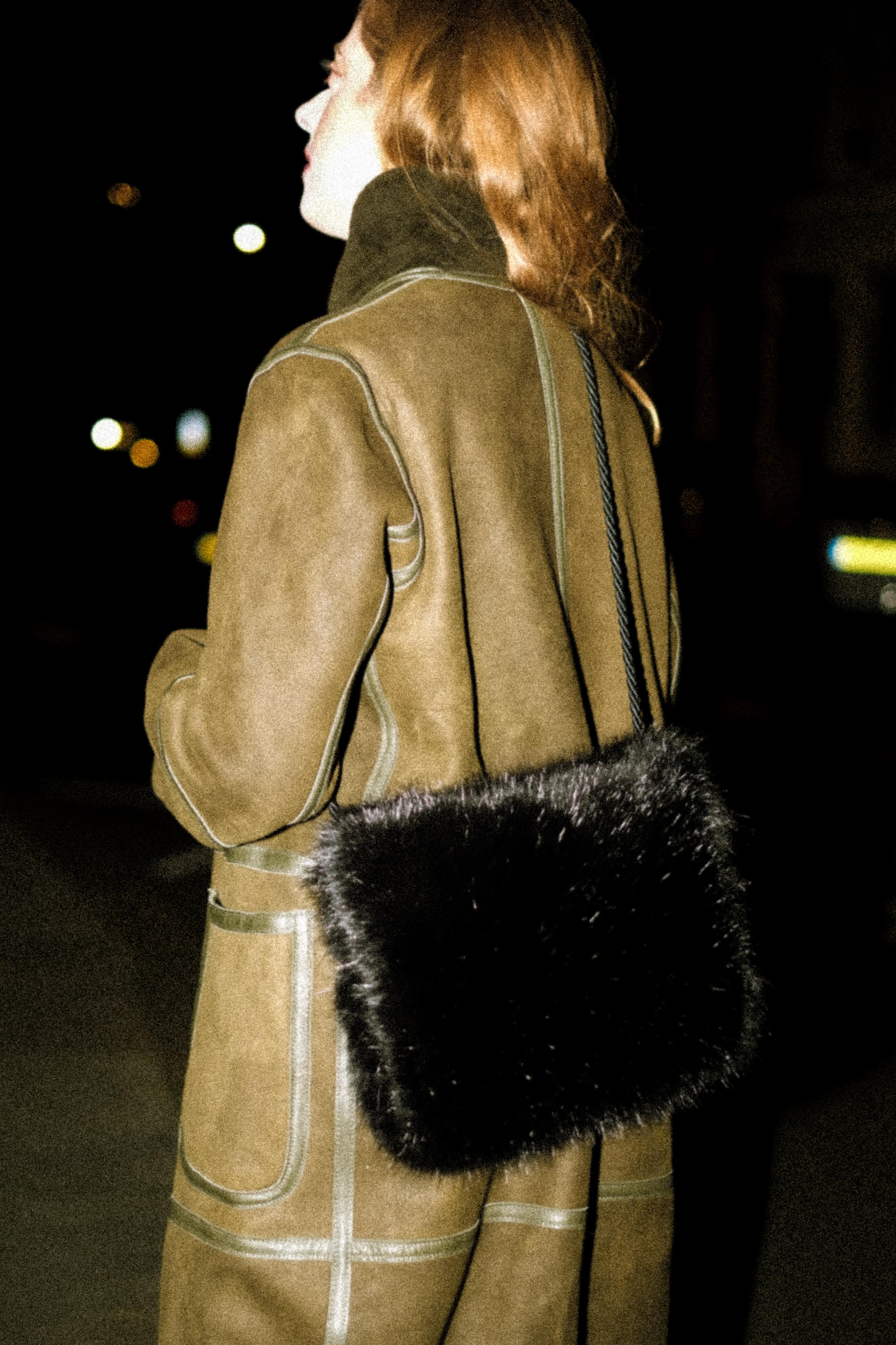 Women's Verheyen London Faux fur Muff Handbag in Black For Sale