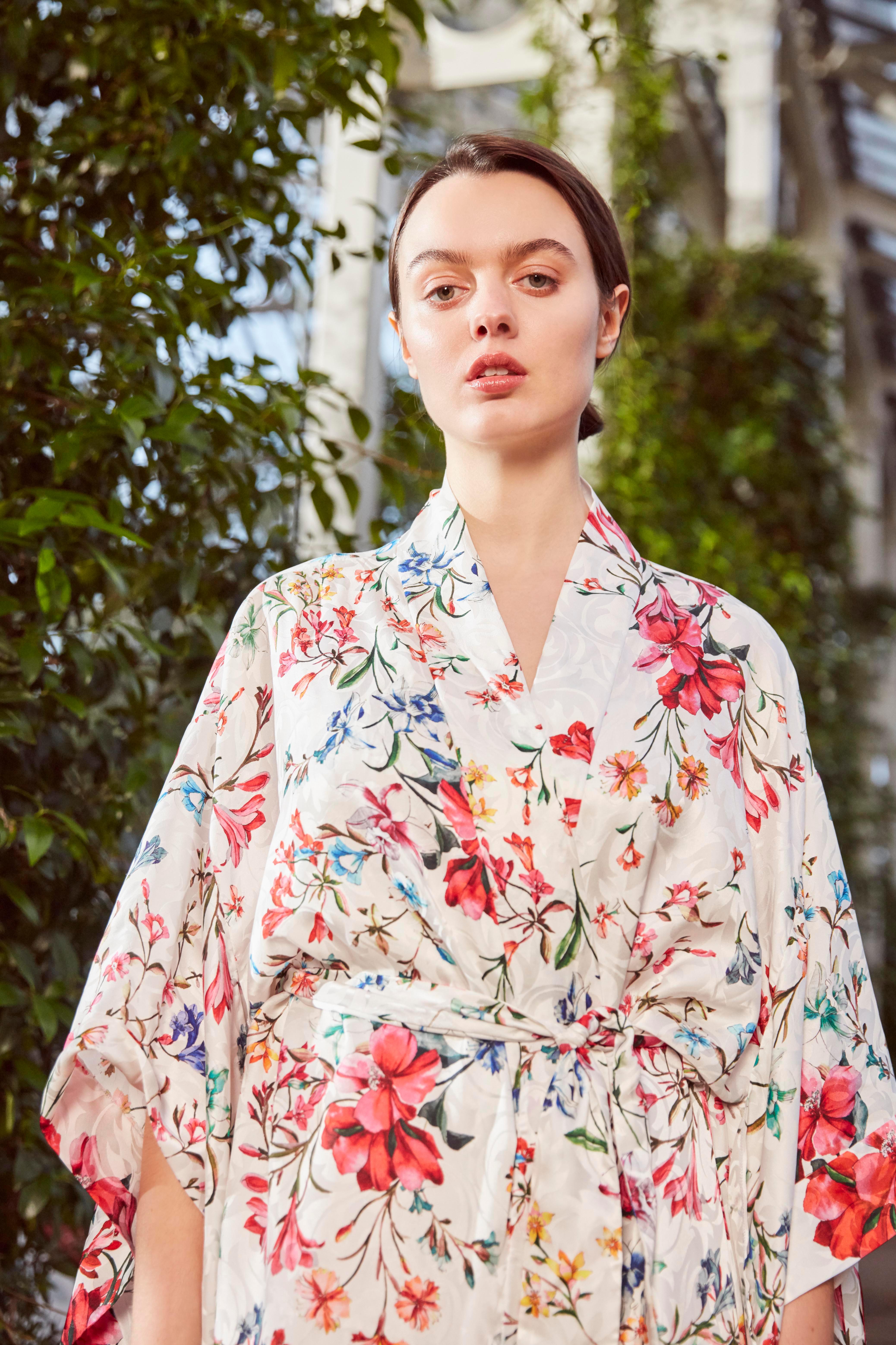 Beige Robe kimono à fleurs Verheyen London en satin de soie italien - Taille unique  en vente