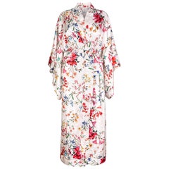 Kimono-Kleid mit Blumen aus italienischem Seiden-Satin - Einheitsgröße vonheyen London