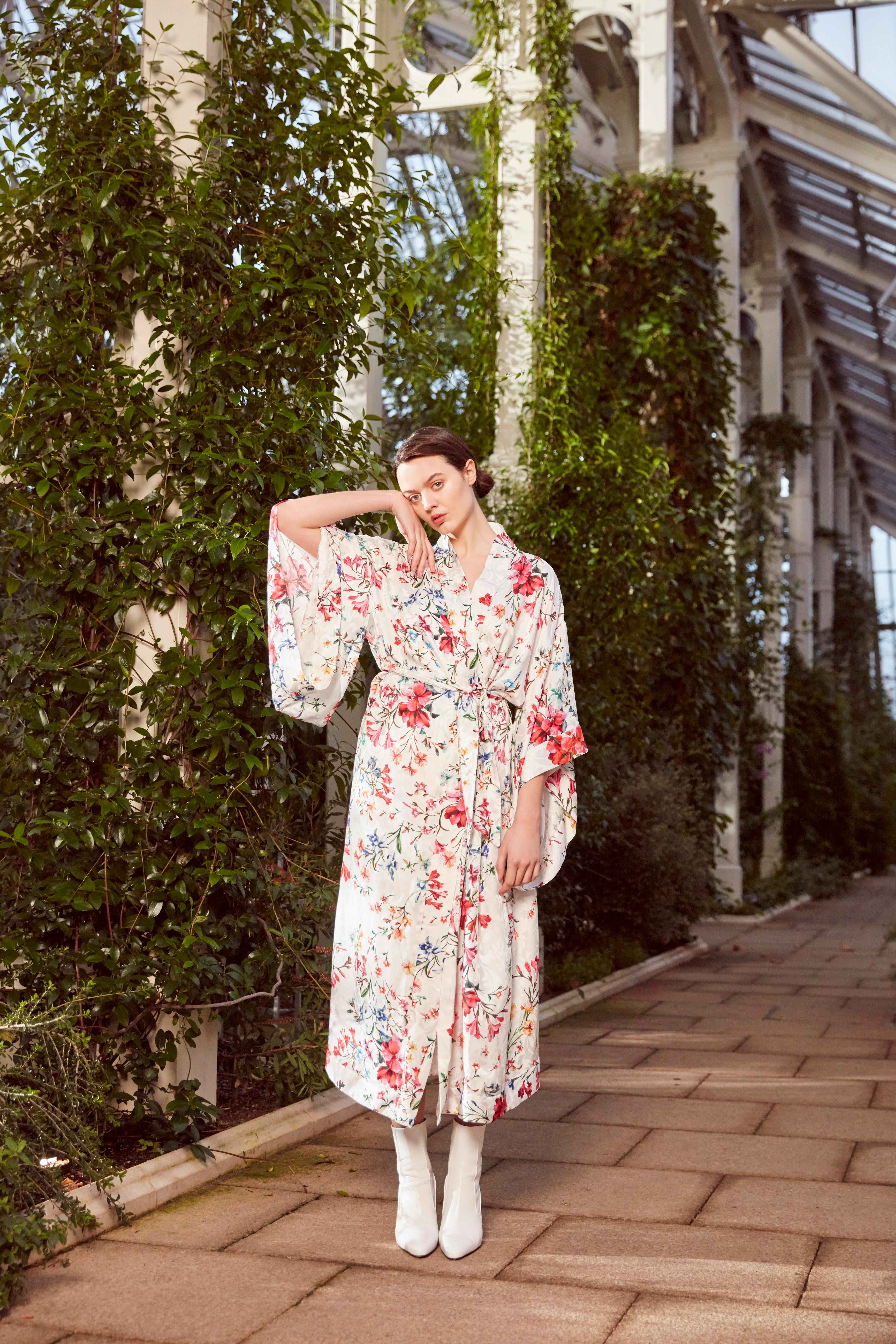 Blumen-Kimono-Kleid aus italienischem Seidensatin, Größe klein, vonheyen London  – Neu  im Angebot 2